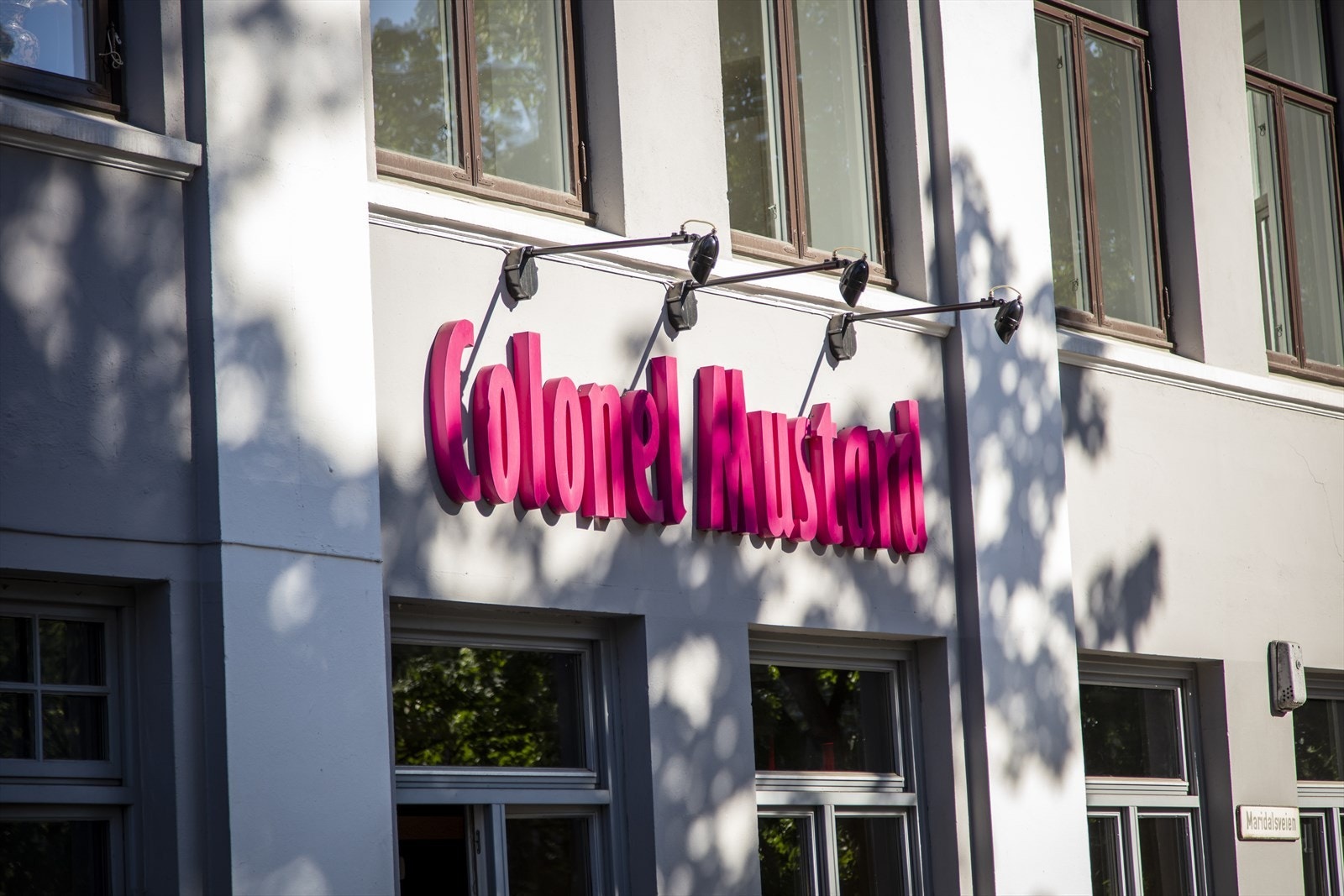Colonel Mustard finner du i umiddelbar nærhet og er bl.a. kjent for sin solrike uteservering med mat og drikke Galleribilde
