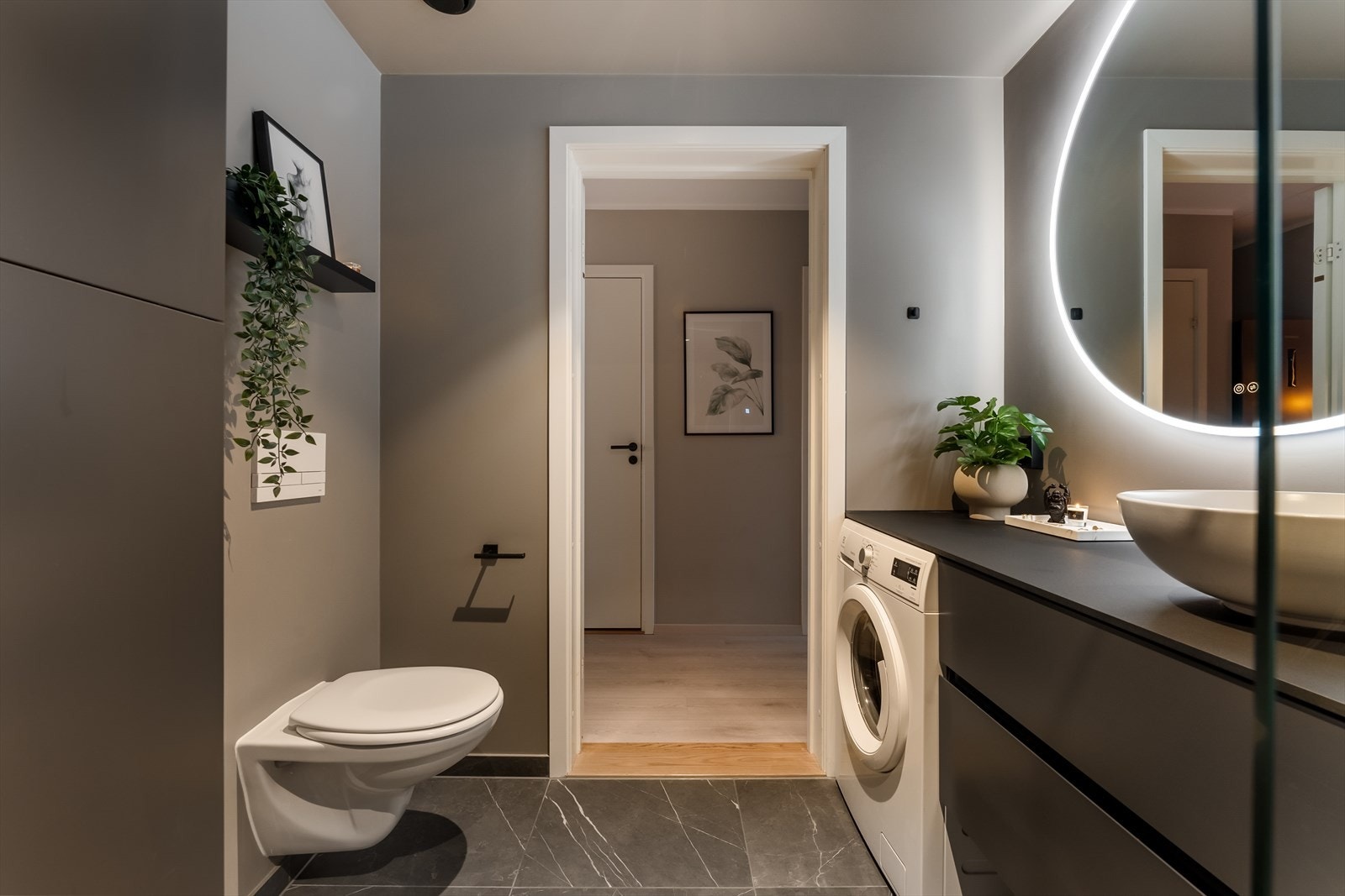 Badet har varmekabler i gulv og belysning fra spotter i himling Galleribilde