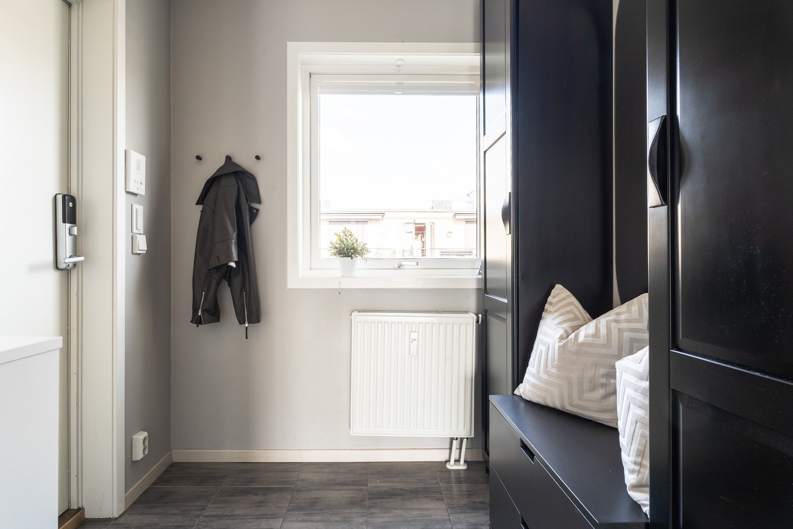 Flislagt entré med god plass til sko og yttertøy Galleribilde