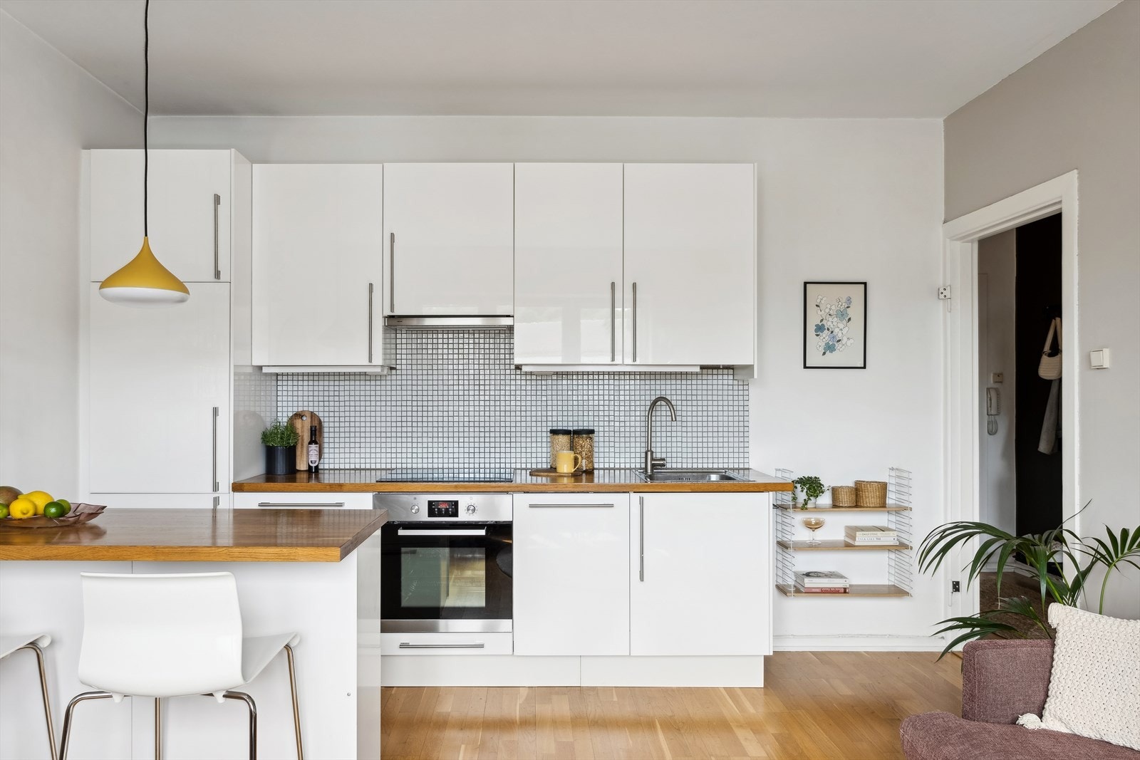 Kjøkkenøy for ekstra benkeplass for hobbykokken. Galleribilde