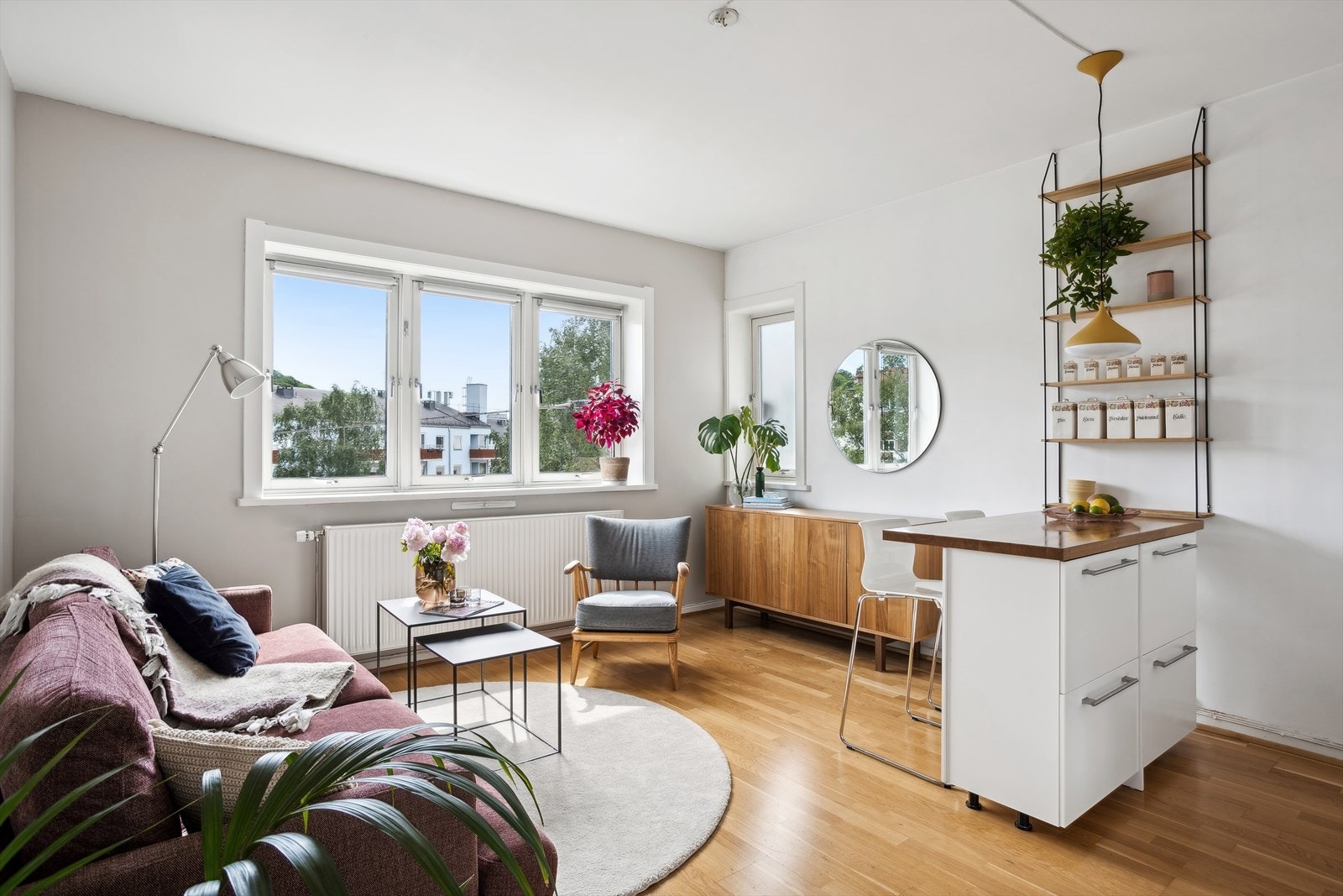 Nå har du muligheten til å kjøpe en rålekker 2-roms som har en svært god intern beliggenhet i borettslaget! Galleribilde