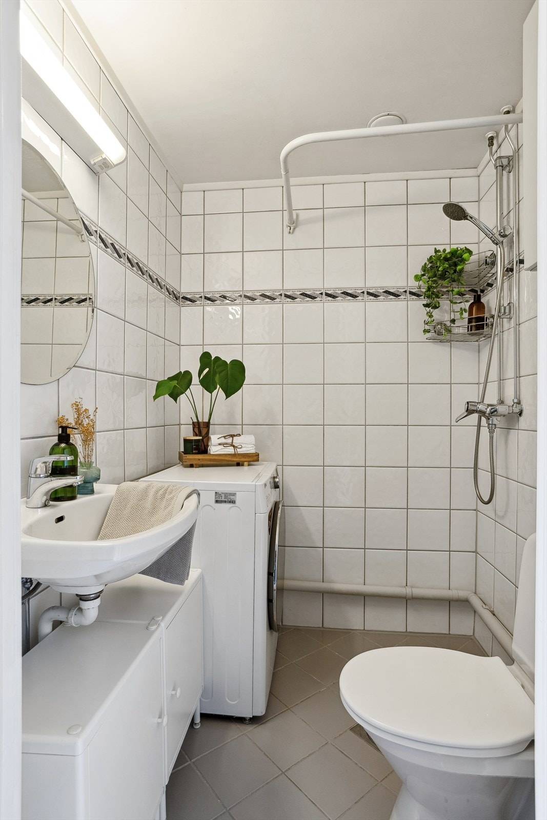 Lyst og modernisert bad i regi av borettslaget i 2001. Her er varmtvann inkludert, så her kan du dusje lenge om morgningen! Galleribilde