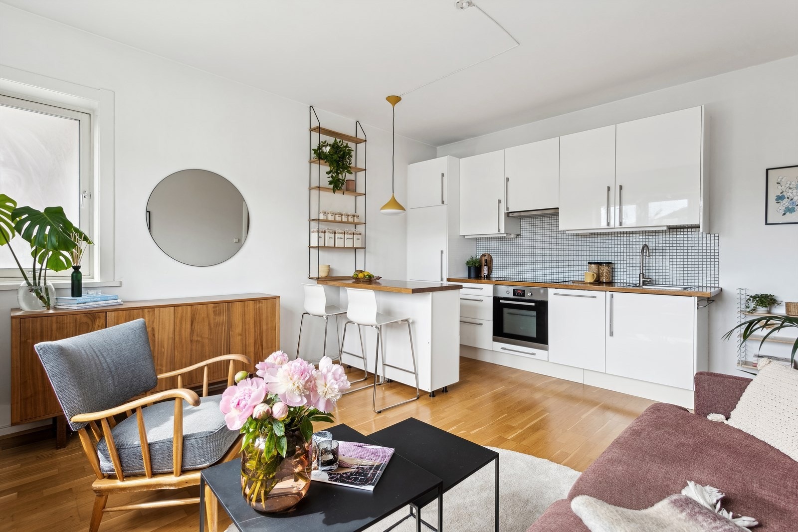 Kjøkkenet fremstår som åpent og stilrent med lyse og glatte fronter. Galleribilde