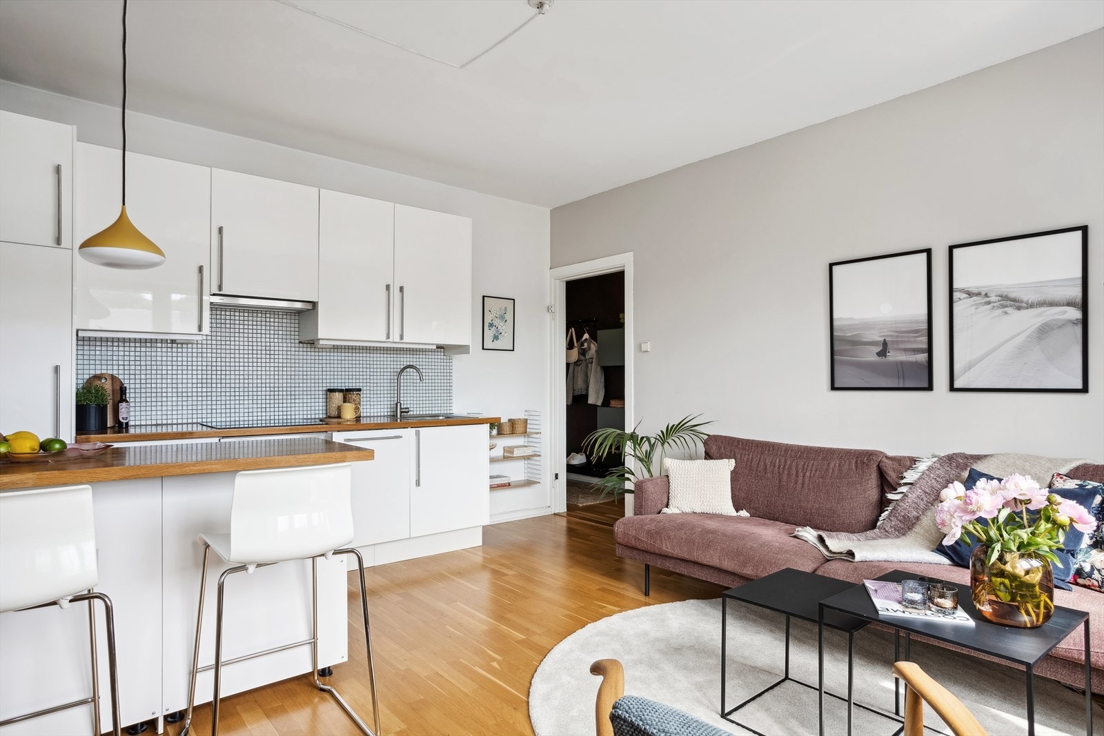 En god kombinasjon av mye skap og skuffer gir mye oppbevaringsplass og gode arbeidsflater. Galleribilde