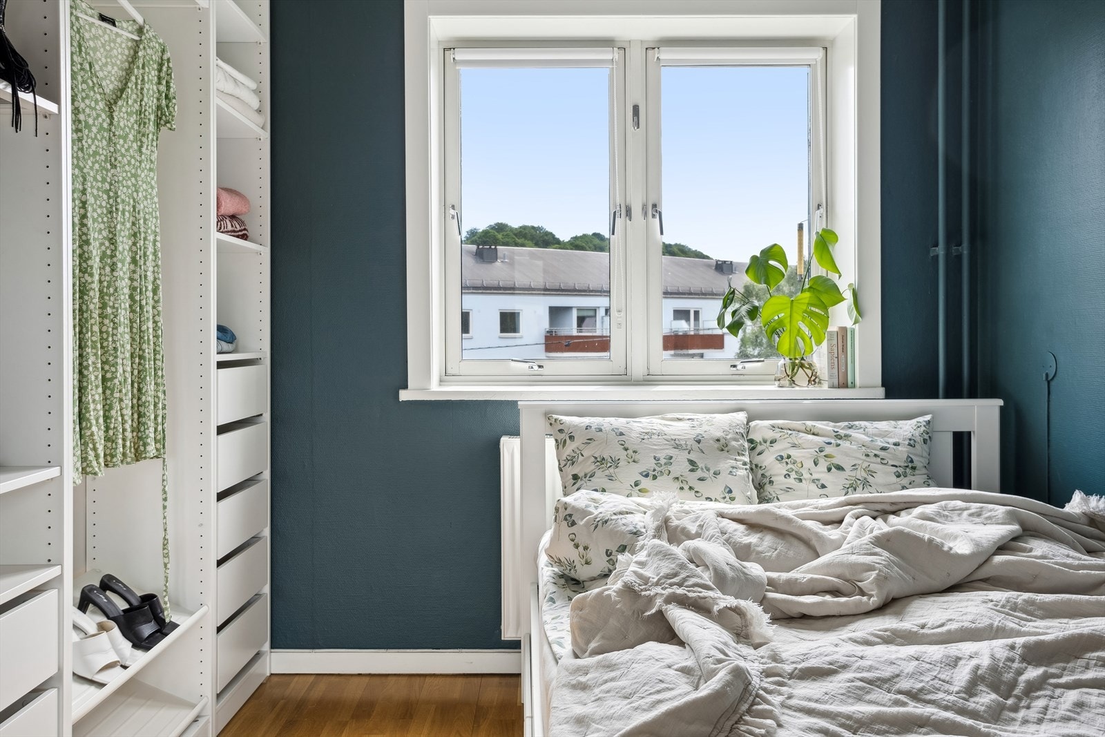 Det er god plass til dobbelseng og tilhørende soveromsmøblement. Galleribilde