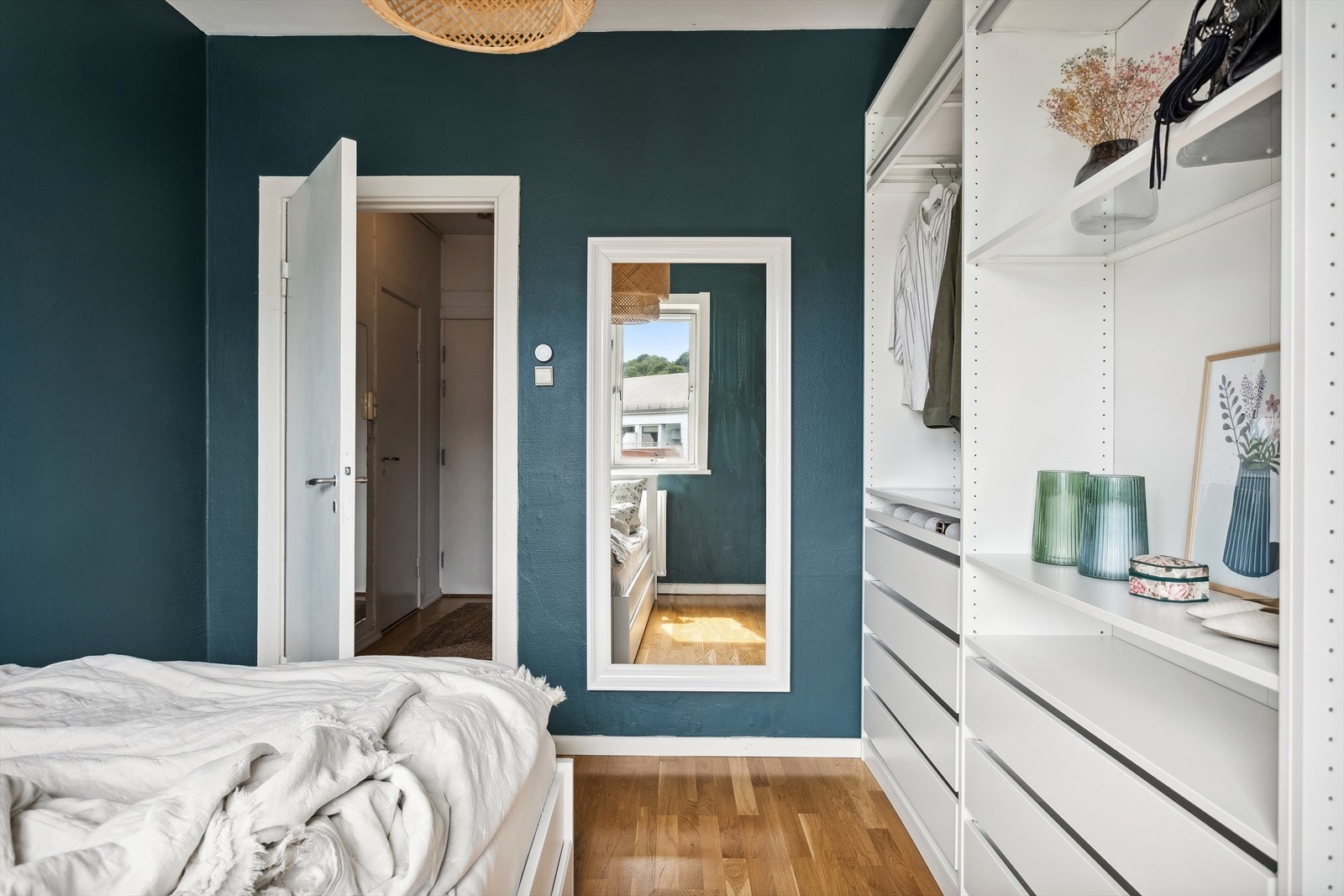 Legg merke til den store garderobeløsningen. Galleribilde