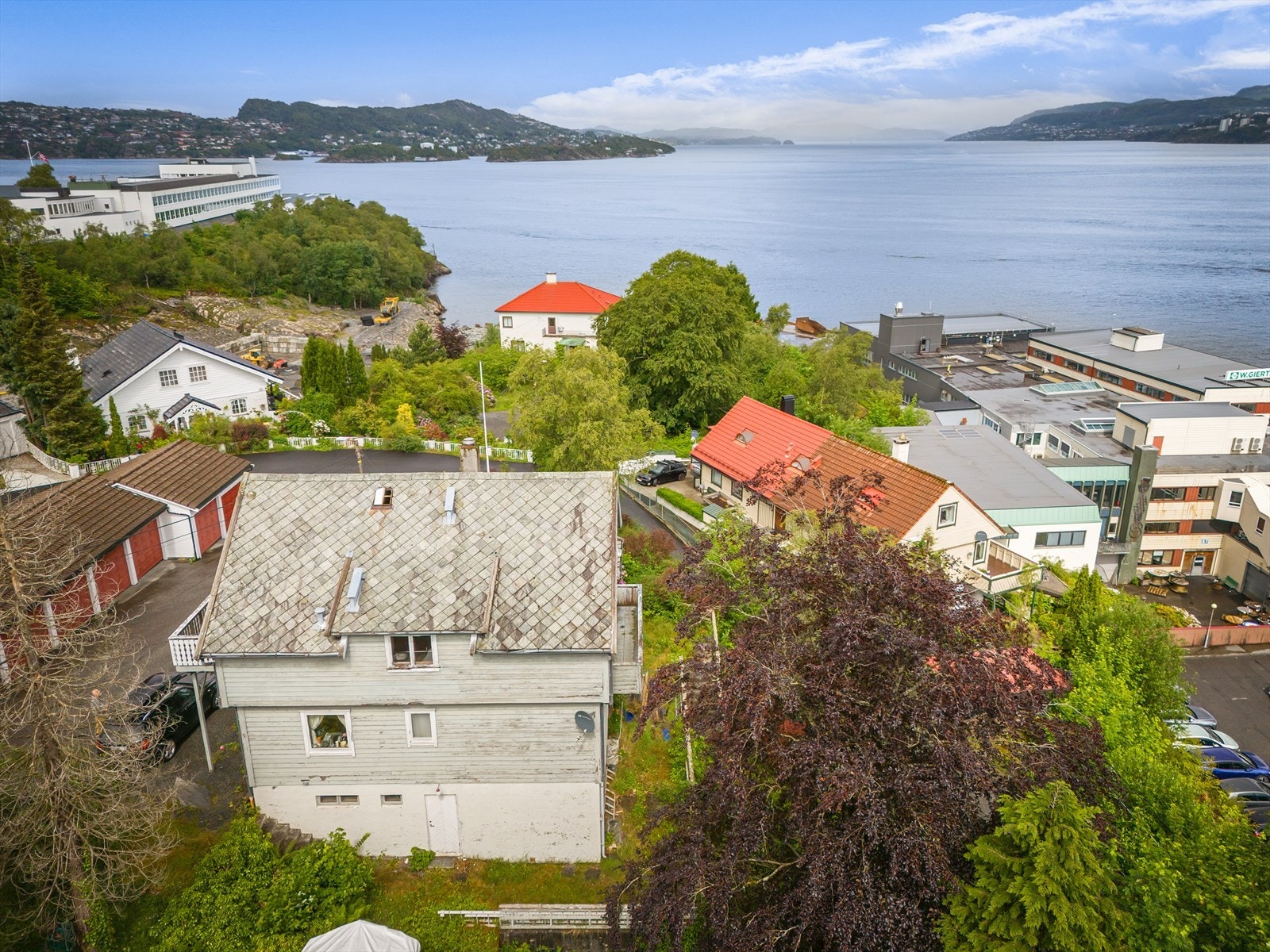 Boligen har en solrik beliggenhet i Nygårdsviken med fin utsikt mot deler av Byfjorden Galleribilde