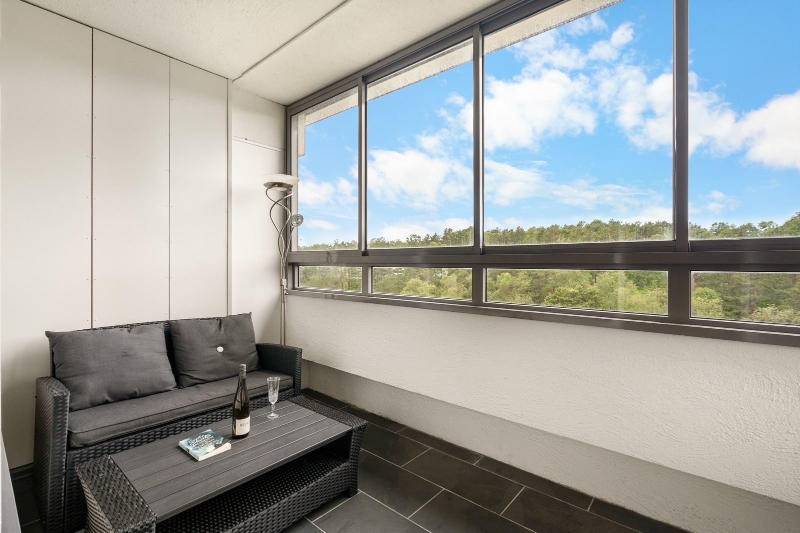 Balkongen oppleves som en forlengelse av stuen. Galleribilde