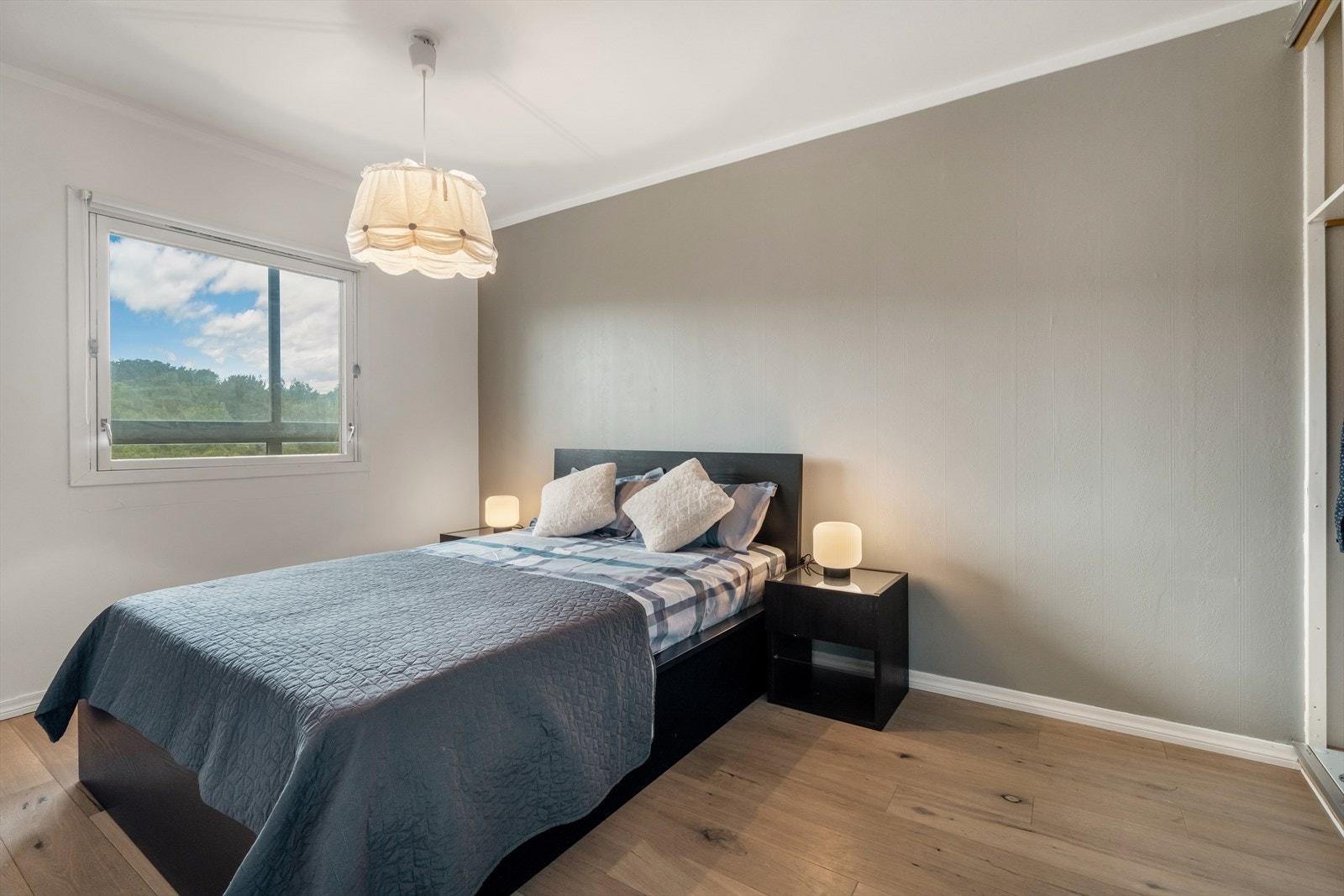 På hovedsoverommet er det god plass til dobbeltseng, nattbord og oppbevaringsløsninger. Galleribilde