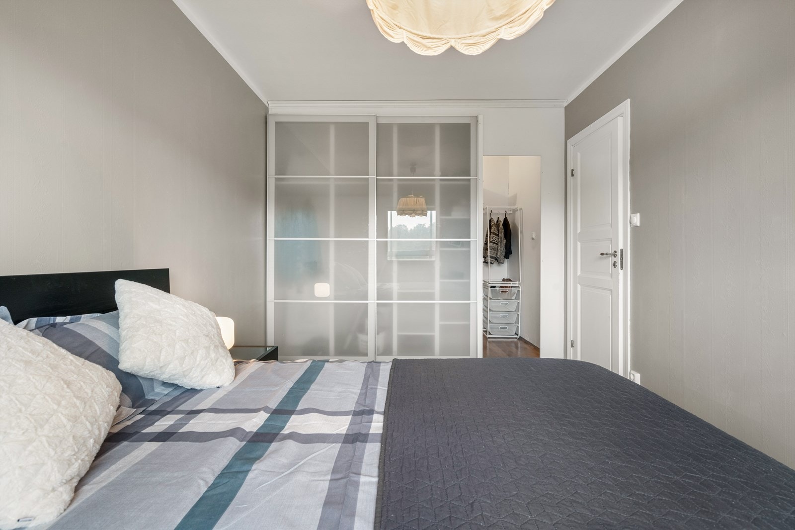 Stor garderobe med walk-in. Galleribilde
