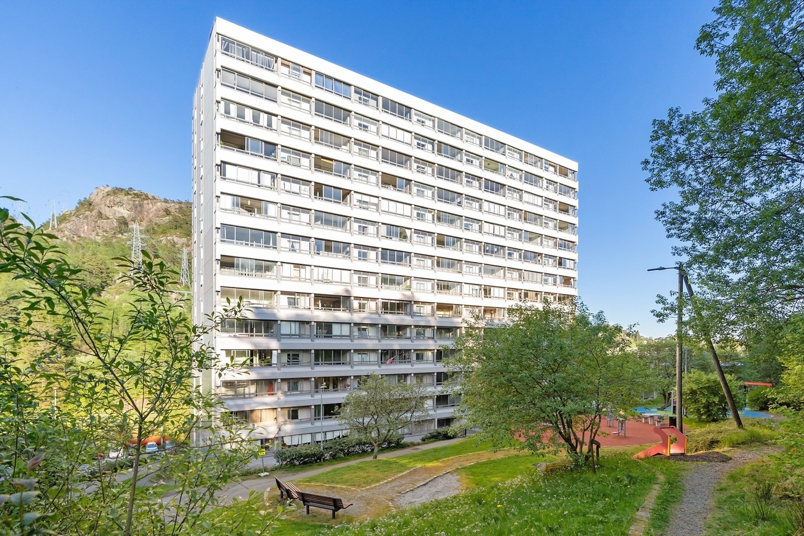 En leilighet med sentral og attraktiv beliggenhet i et populært og veletablert boligområde i Loddefjord. Galleribilde