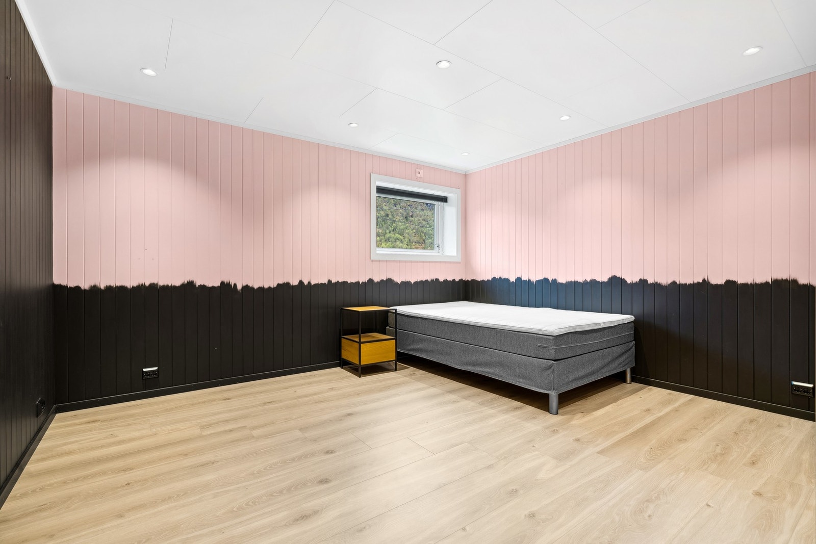 Soverom 3 med kreative og spennede kontraster - Legg merke til spotter i taket! Galleribilde