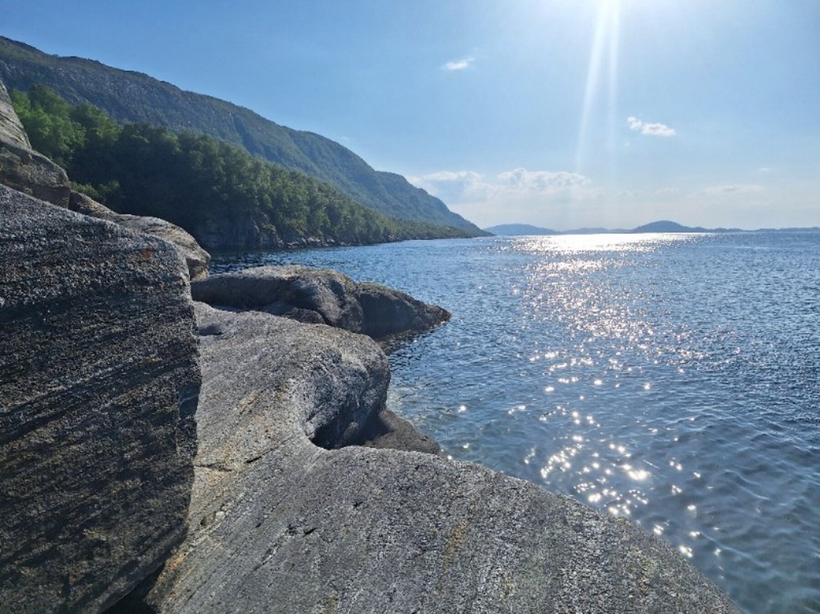 Maks 10min gange til bergene med utallige muligheter for å fiske både torsk og sei med stang (privat bilde) Galleribilde