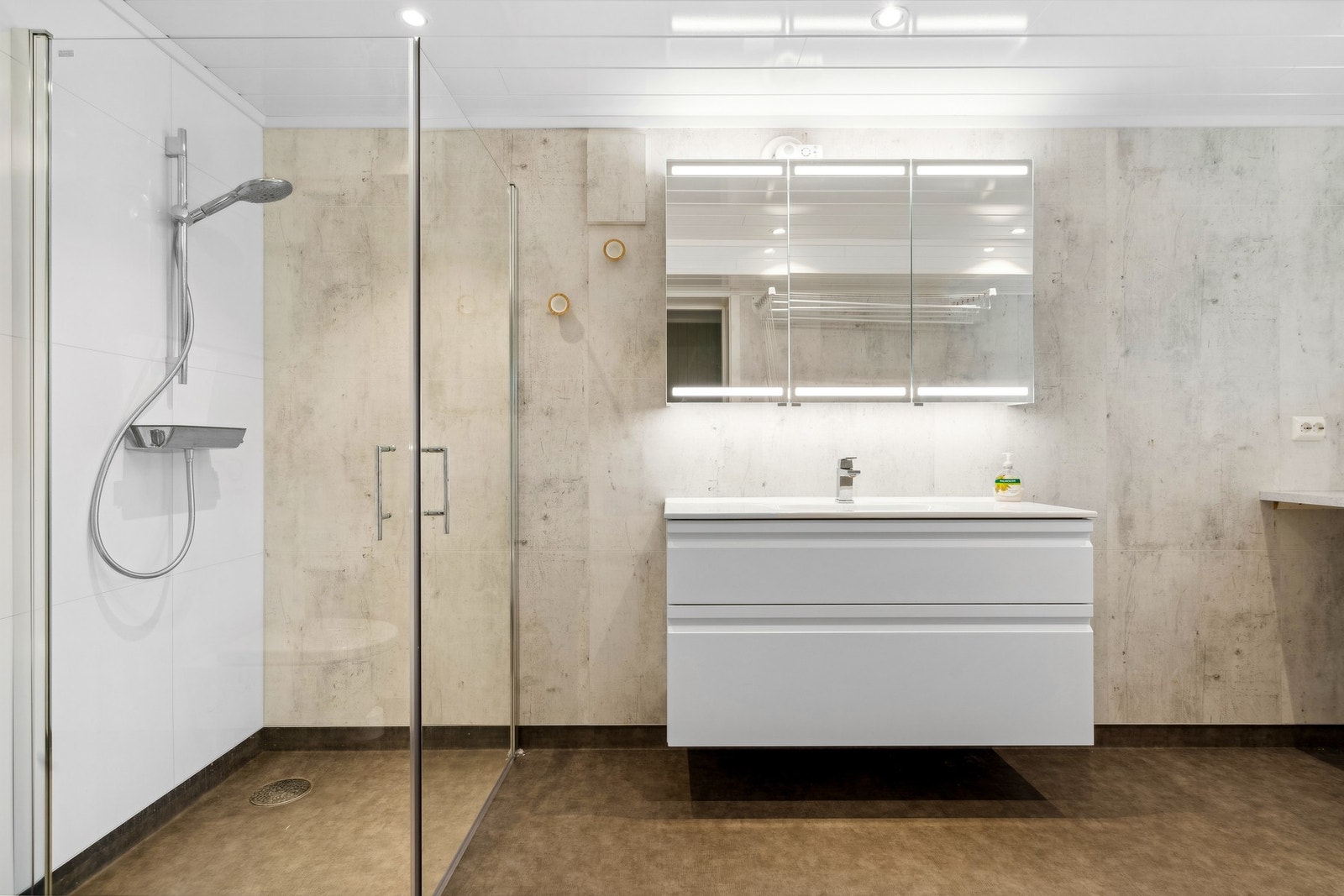 På vaskerommet får du flisdekorerte baderomsplater på veggene og belegg på gulv for fin en kombinasjon av funksjonalitet og stil Galleribilde