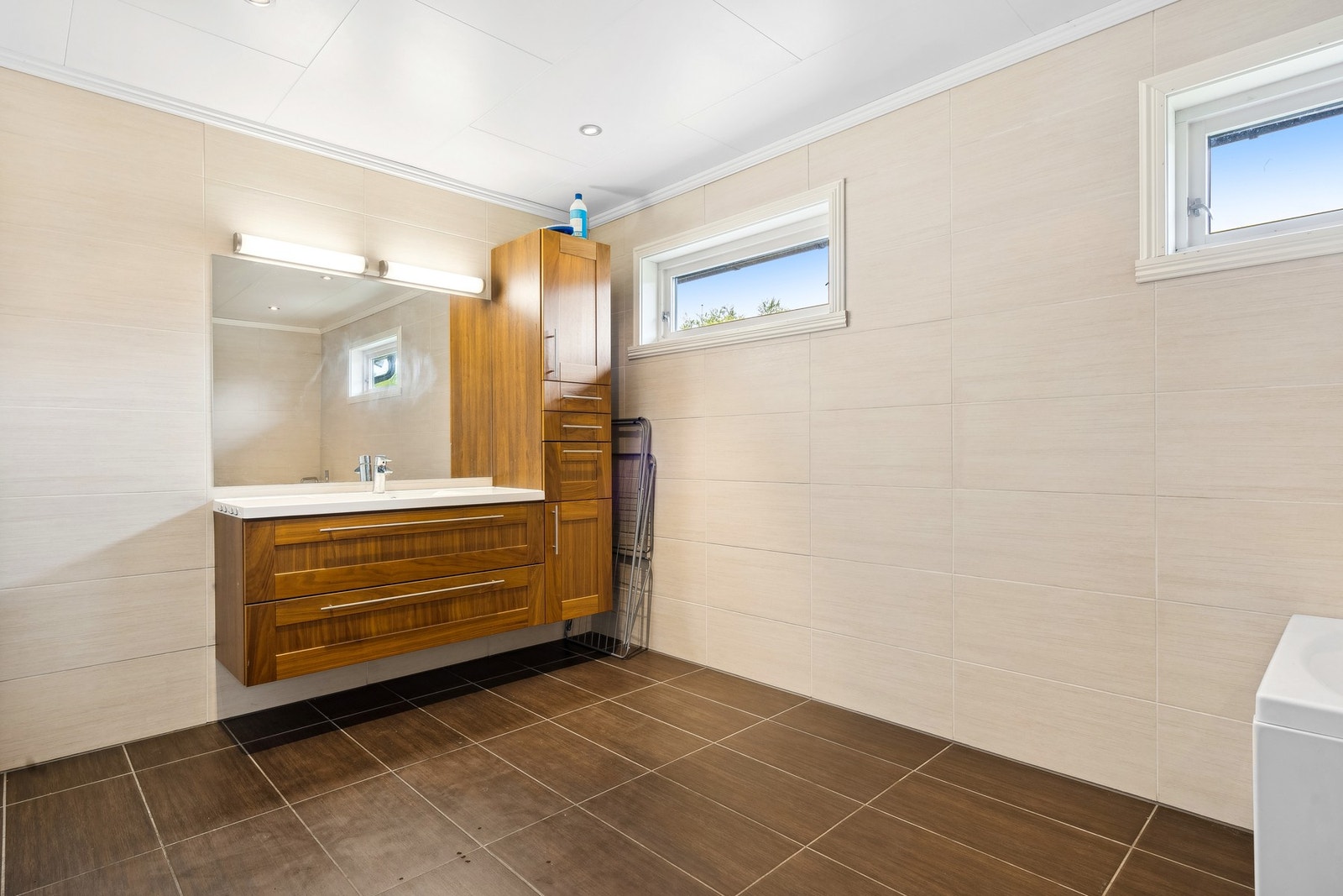 Badet innehar alt av nødvendige goder i tillegg til varmekabler i gulv for ekstra komfort Galleribilde