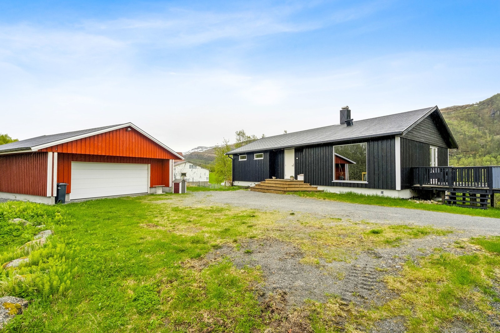 Her får du en romslig familiebolig med ca. 63m² dobbeltgarasje og tilhørende ubebygd nausttomt nede ved sjøen Galleribilde