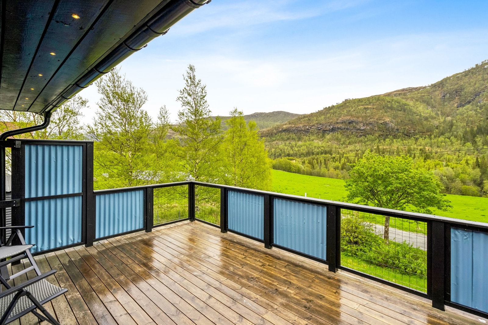Fra kjøkkenet kan du rusle ut i formiddagssolen på verandaen Galleribilde