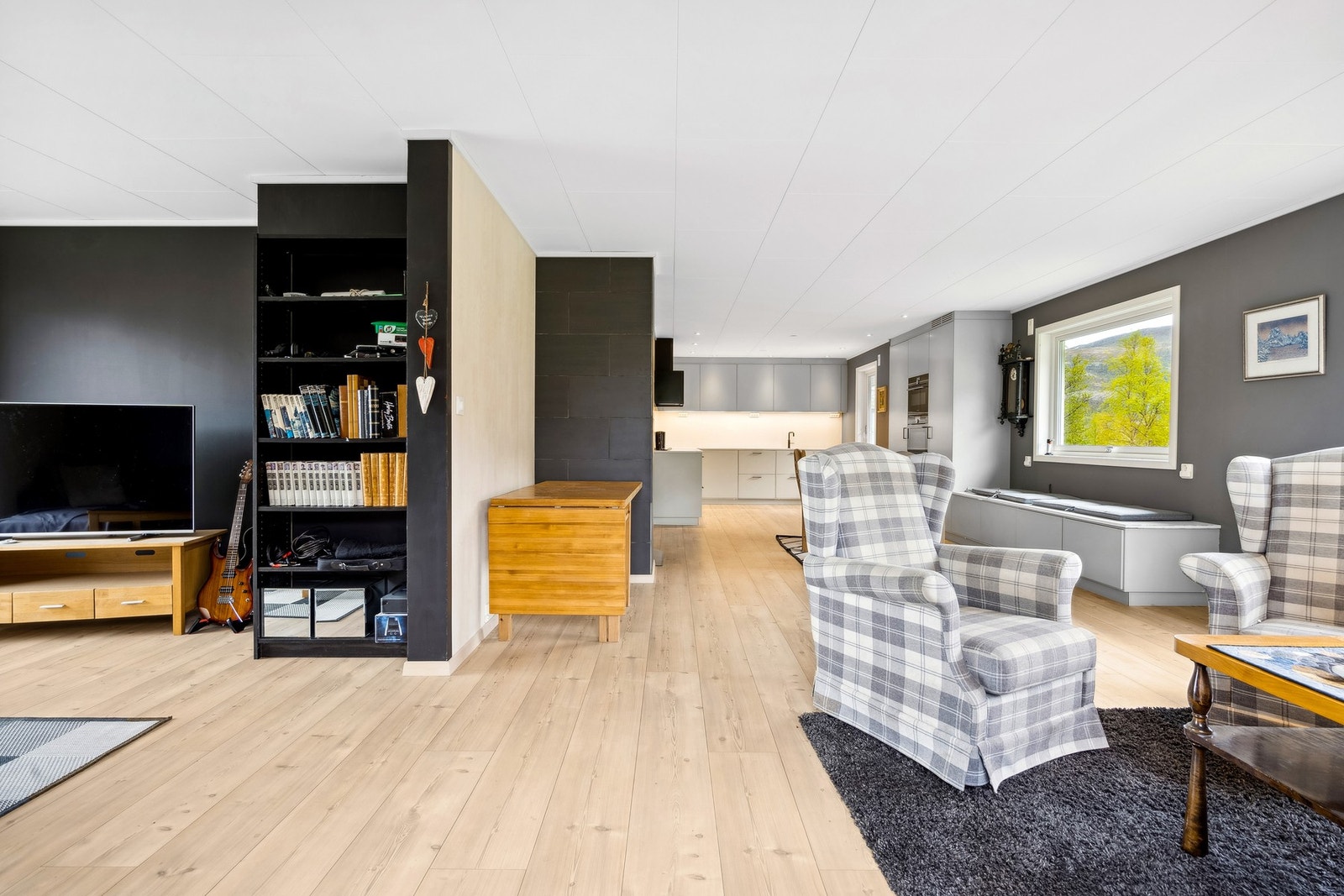 Lys og trivelig stue med store vindusflater som drar daglyset og naturen inn Galleribilde