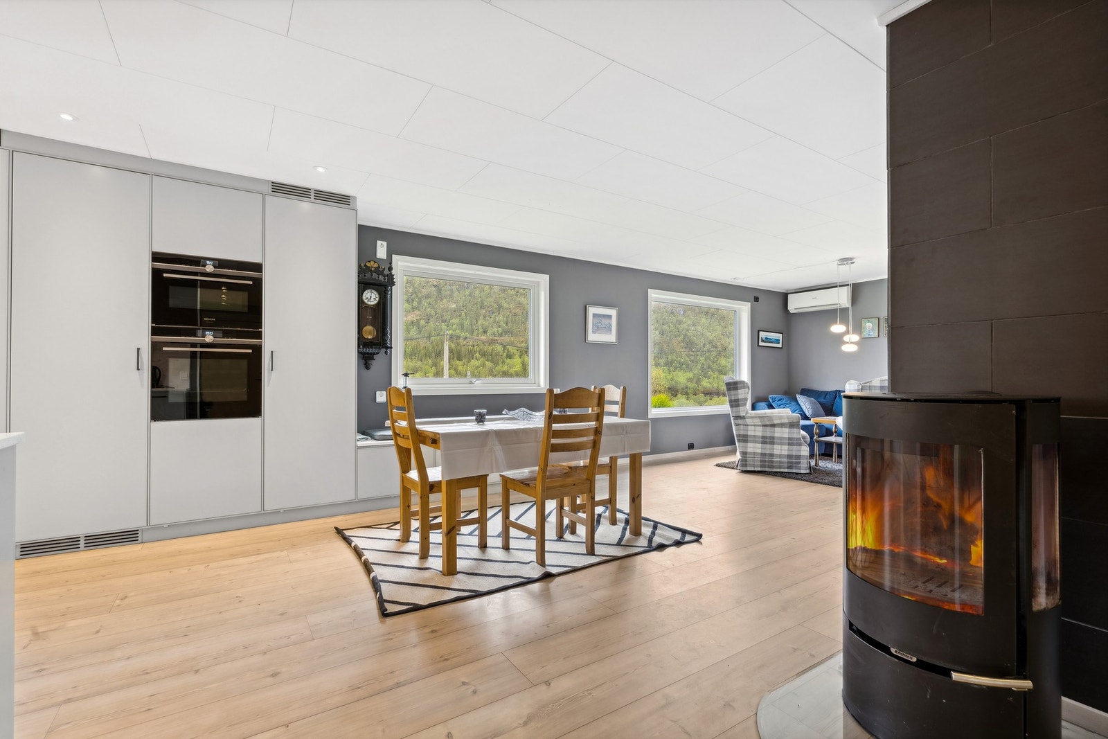 En betydelig del av interiøret har gjennomgått omfattende renovering, inkludert nytt kjøkken, oppussing av bad og vaskerom, samt fornyelse av vegger og gulv i samtlige rom Galleribilde