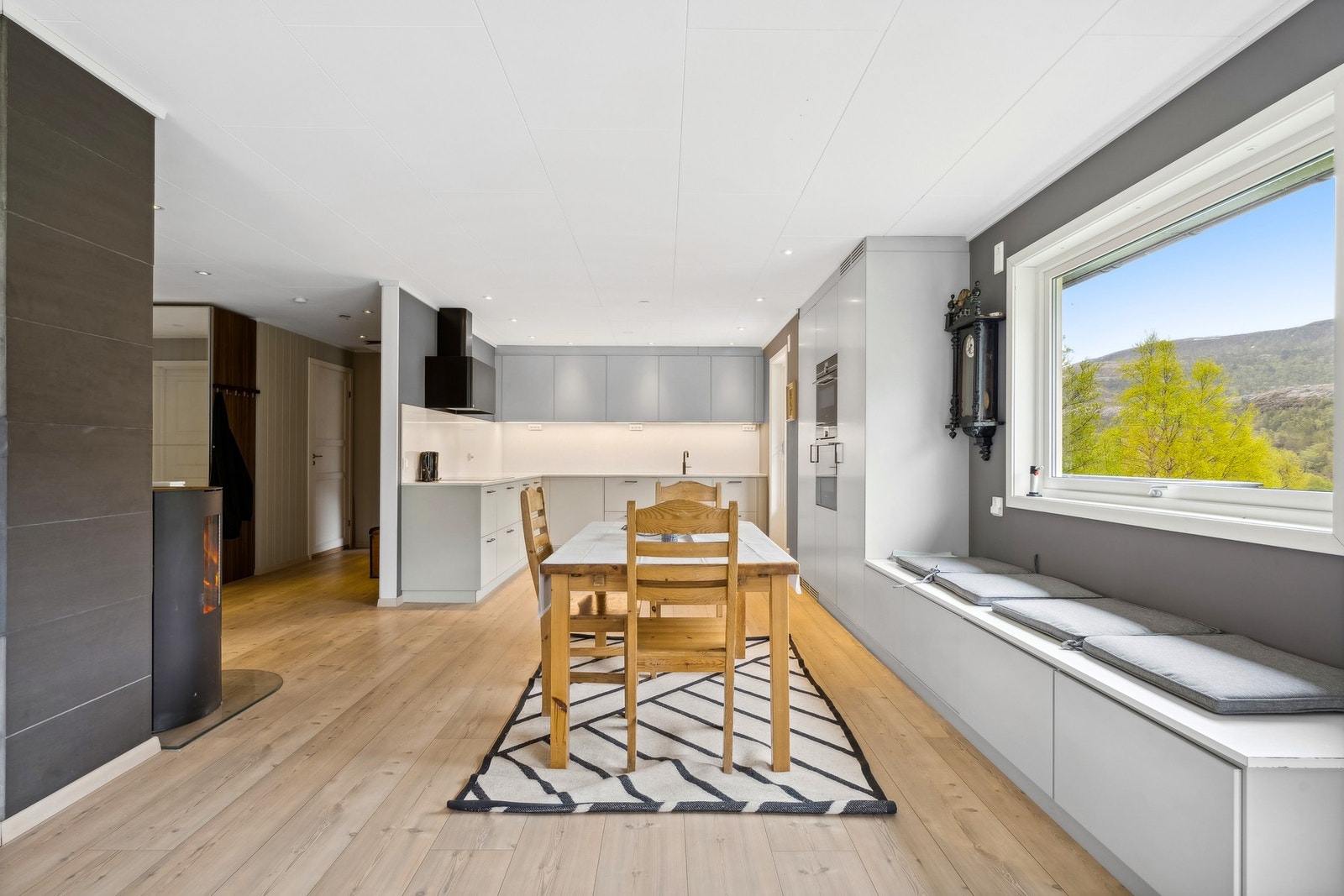 I 2017 ble det installert et luksuriøst Drømmekjøkken med malte fronter og folierte skrog Galleribilde