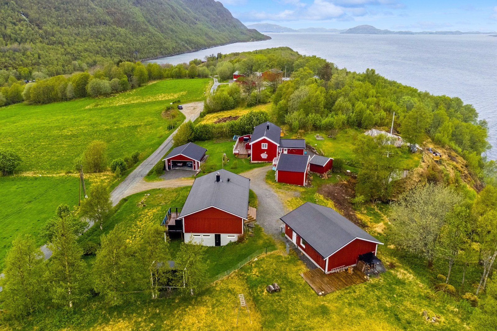 Eiendommen består av hovedhus, garasje, isolert vedbod og inngjerdet hundegård på over 1 mål Galleribilde