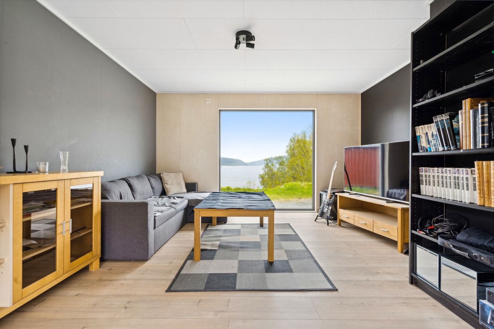 Det største vinduet gjør virkelig jobben med å ramme inn utsikten mot sjøen Galleribilde