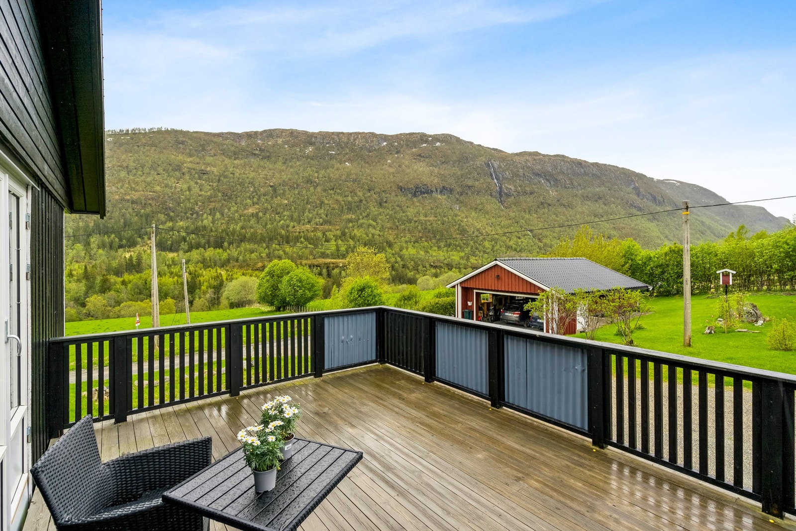 Fra stuen er det direkte tilgang til en romslig terrasse - Et ideelt sted for grilling i sommermånedene Galleribilde