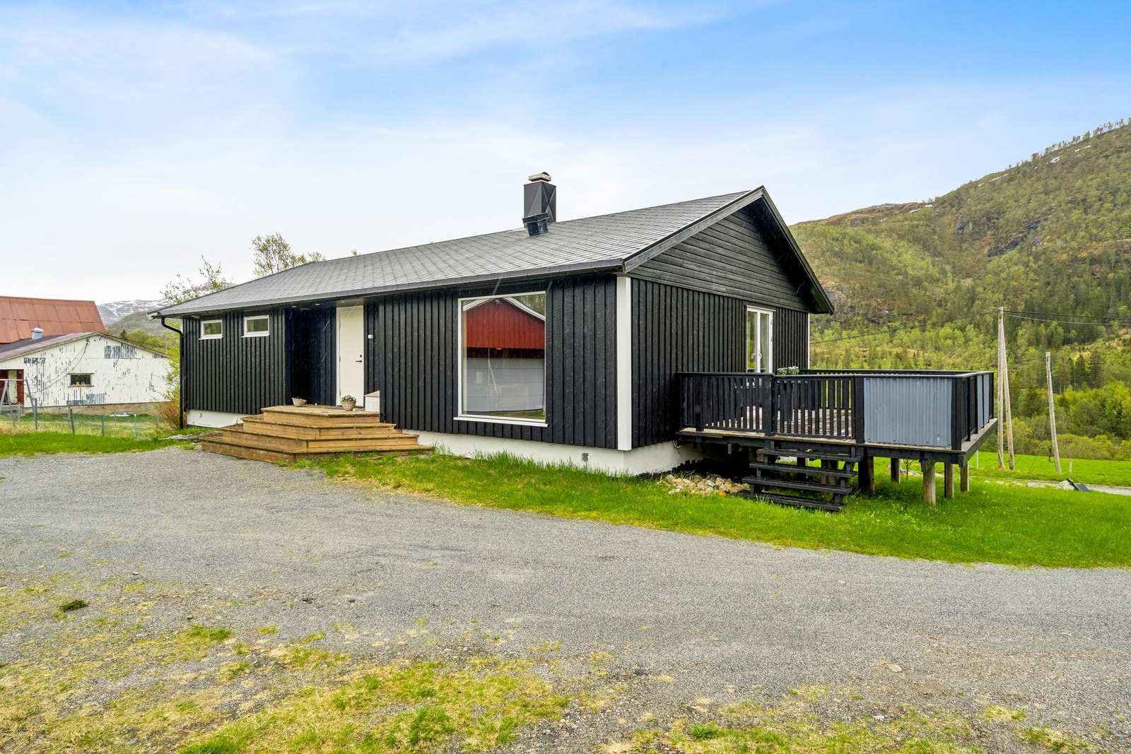 Bordkledningen på alle veggene har nylig blitt skiftet, med unntak av østveggen Galleribilde