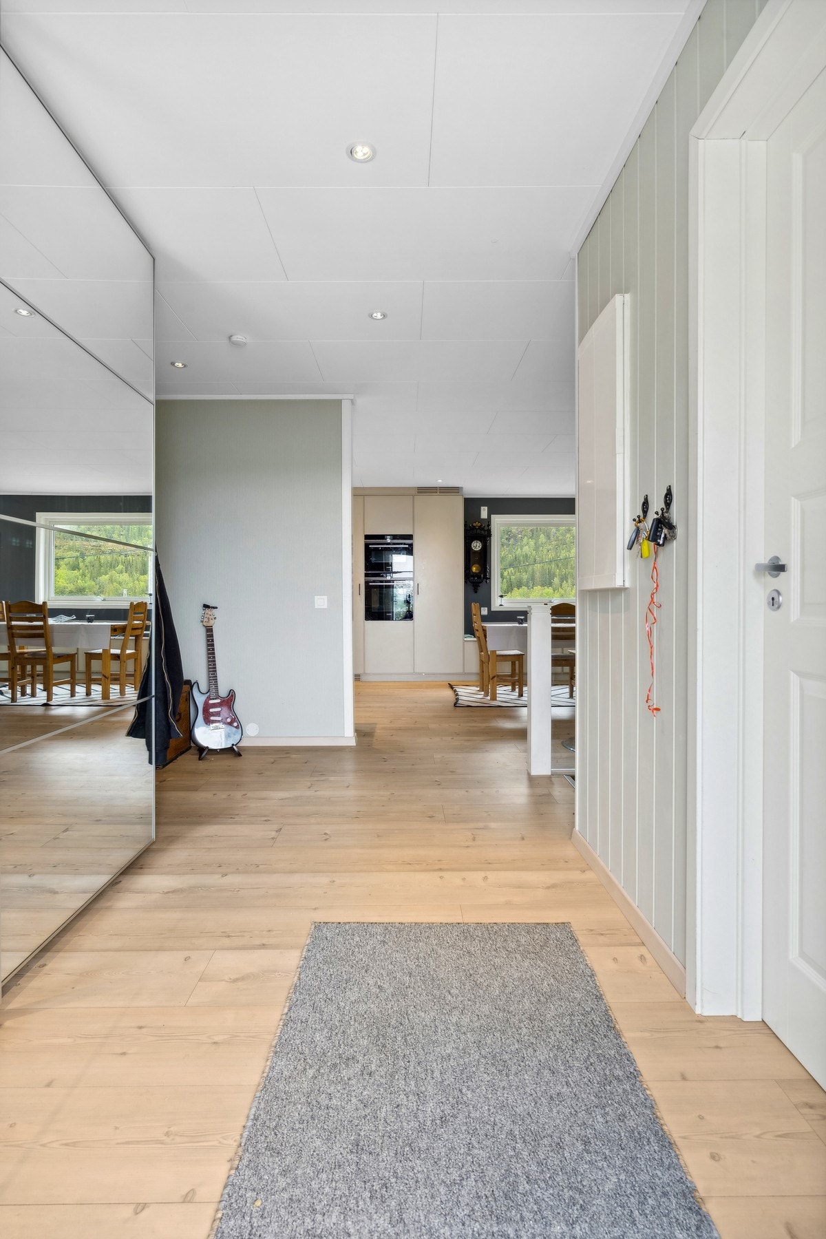 Inngangspartiet har i tillegg til praktisk skyvedørsgarderobe en egen bod for klesoppbevaring Galleribilde