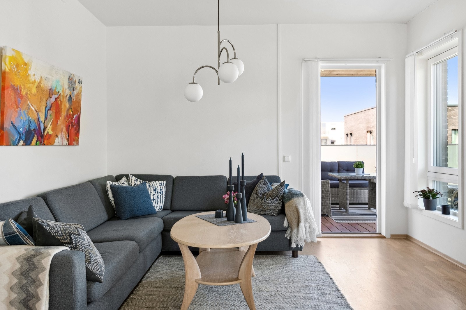 Fra stuen er det utgang til den overbygde balkongen ? en fin romforlengelse på varmere dager. Galleribilde