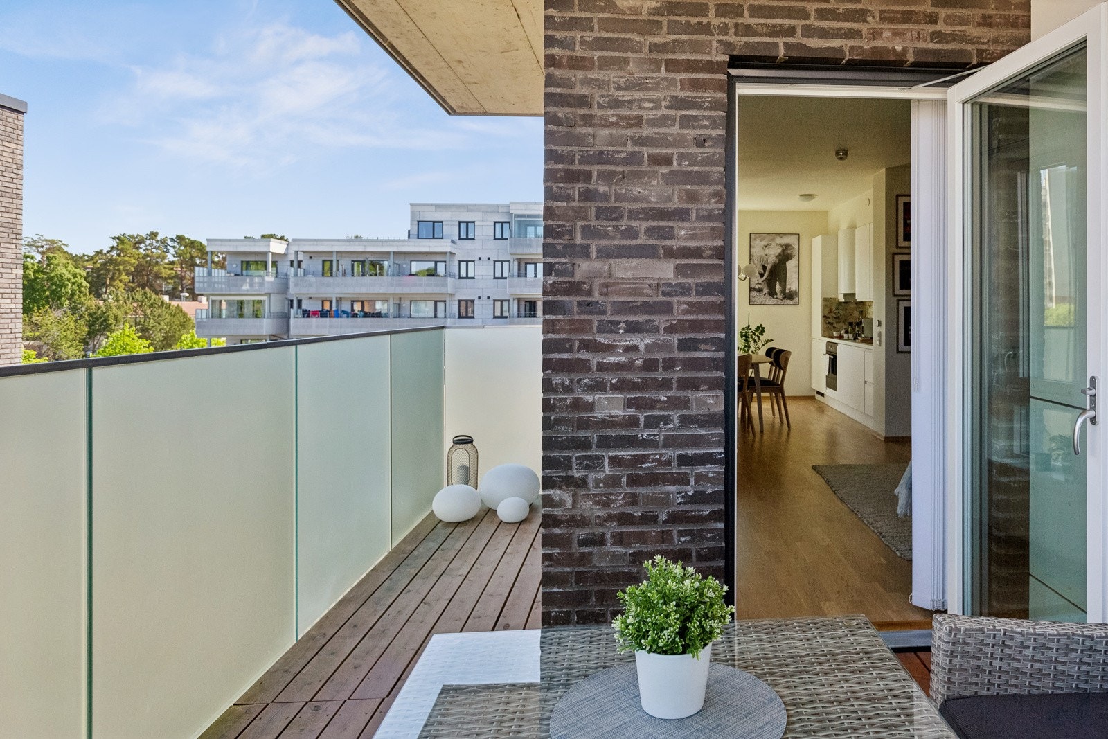 Herfra kan man skimte fjorden i det fjerne før trærne blir grønne på våren. Galleribilde