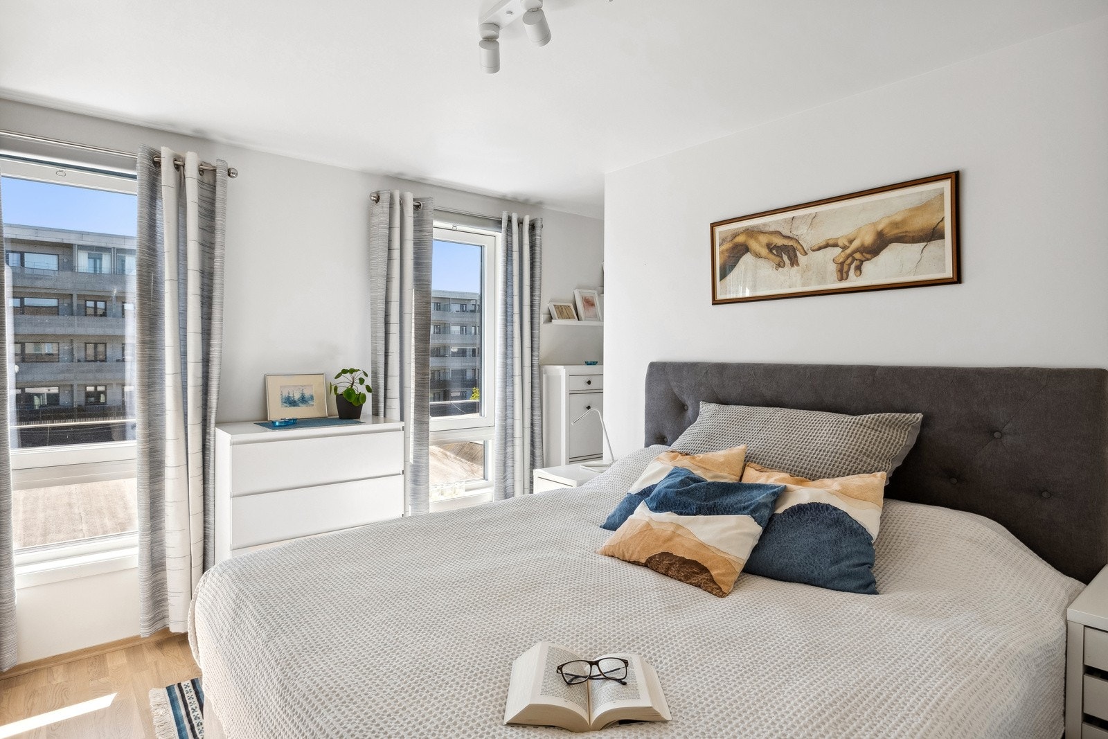 Begge soverommene har store, østvendte vinduer som sørger for rikt, naturlig lysinnslipp. Galleribilde