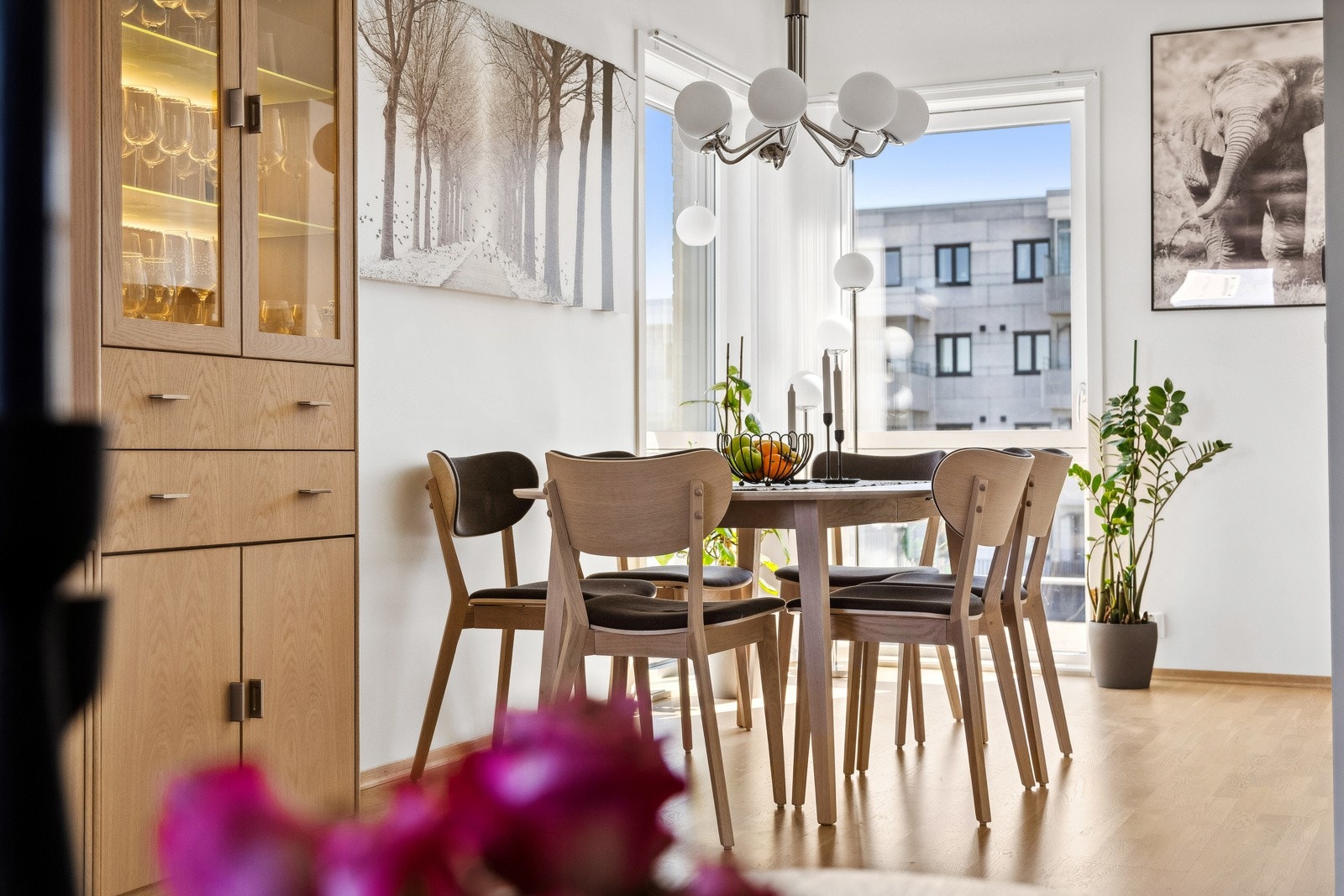 Her ligger alt til rette for å samle familie og venner til hyggelige middagsselskaper. Galleribilde