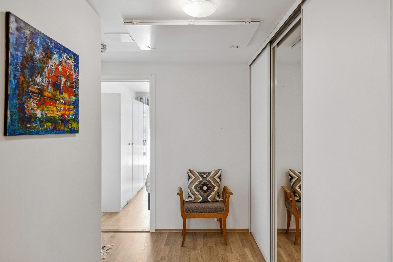 I entreen er det god plass til yttertøy, sko og utstyr i en romslig skyvedørsgarderobe. Galleribilde