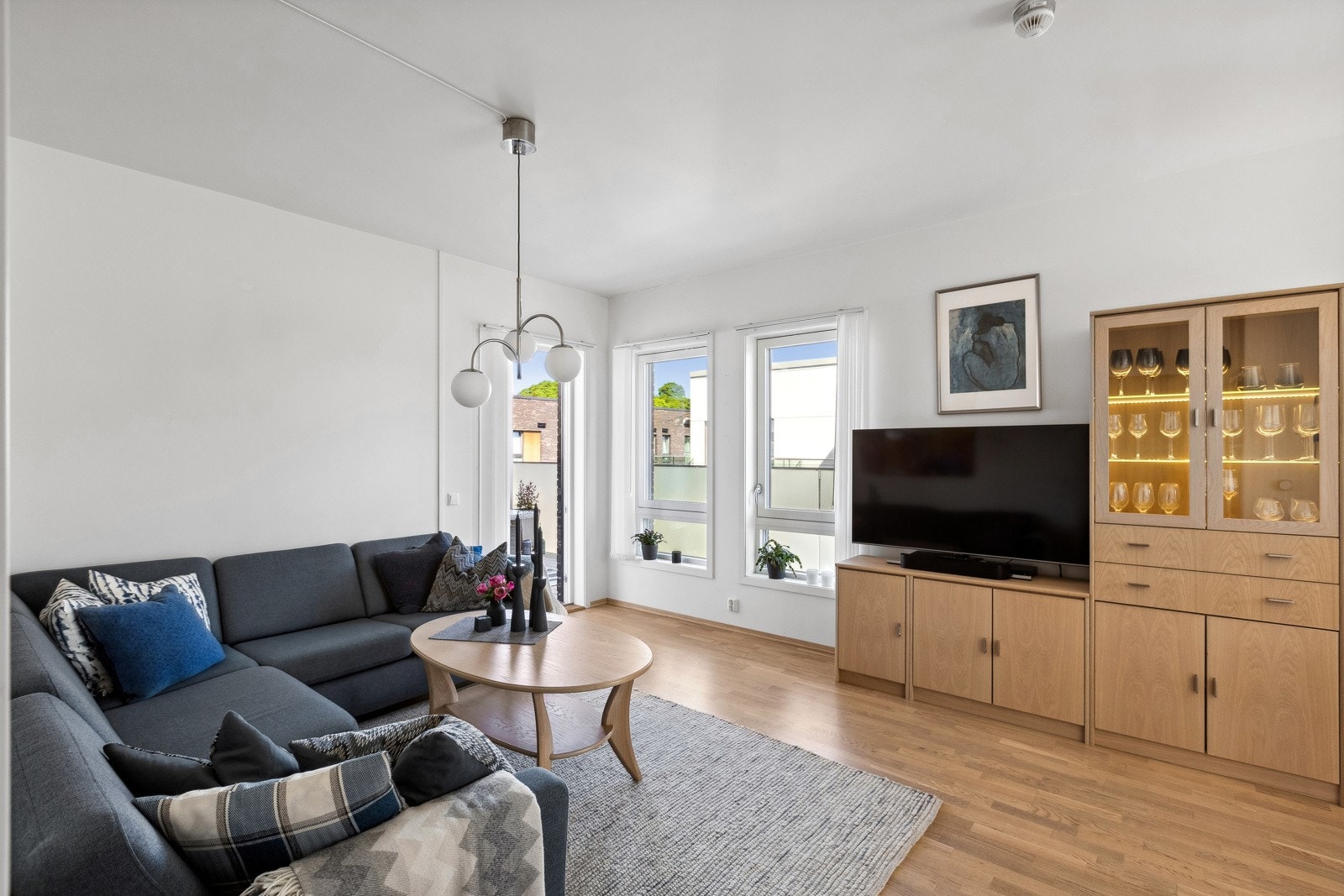 Stuen og kjøkkenet danner et åpent og innbydende allrom på ca. 27 kvm. Galleribilde