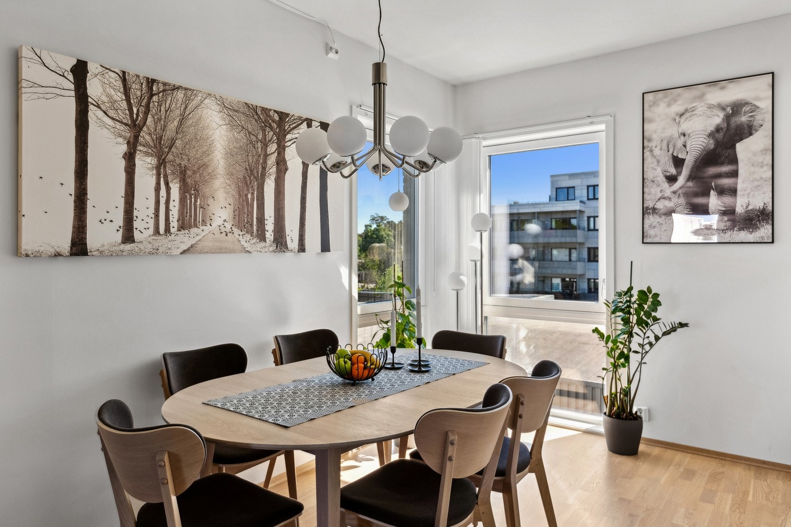 Dagslyset strømmer inn via store vinduer i kjøkkensonen. Galleribilde