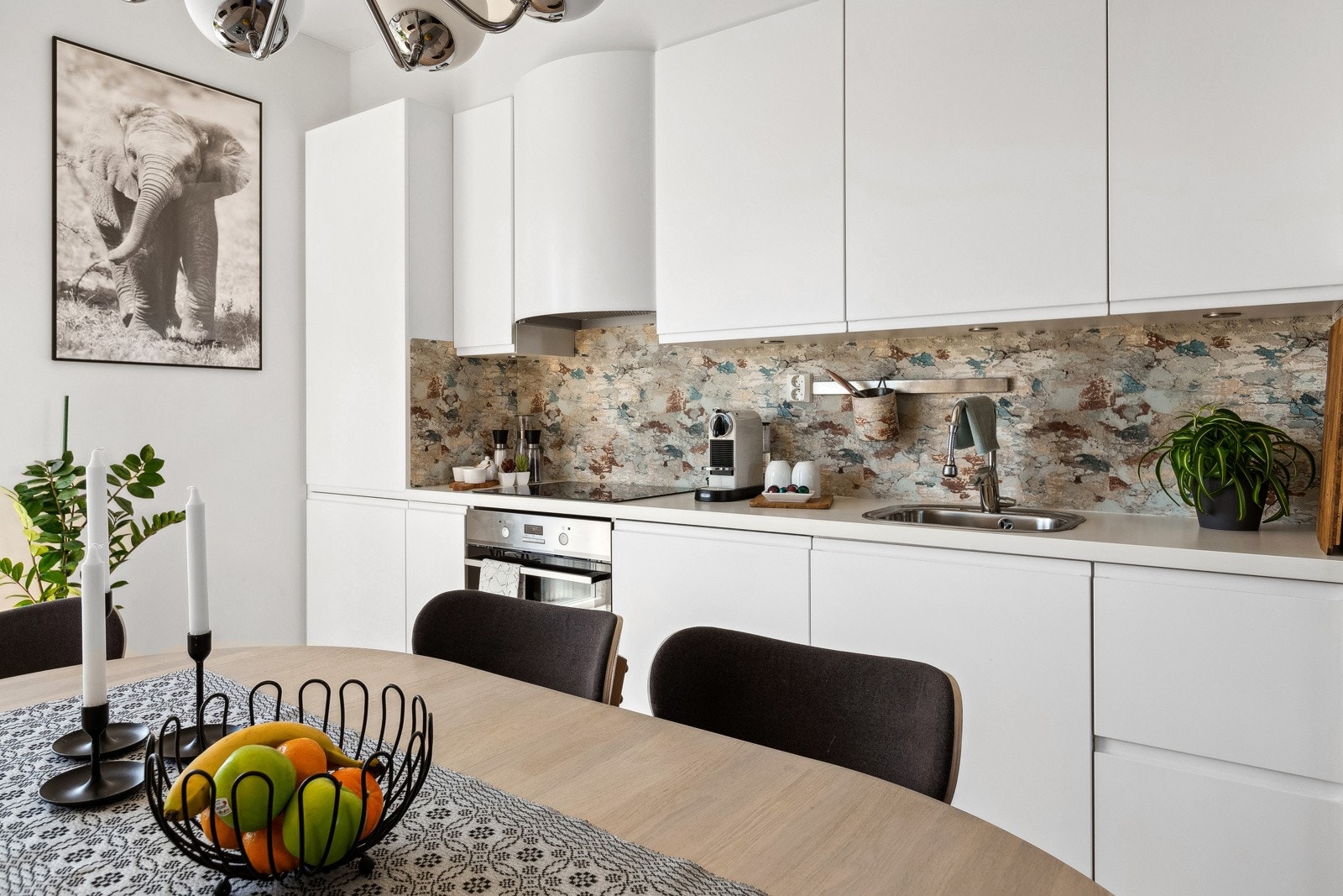 Kjøkkenet har et arealeffektivt og tidsmessig design med god skap- og benkeplass. Galleribilde