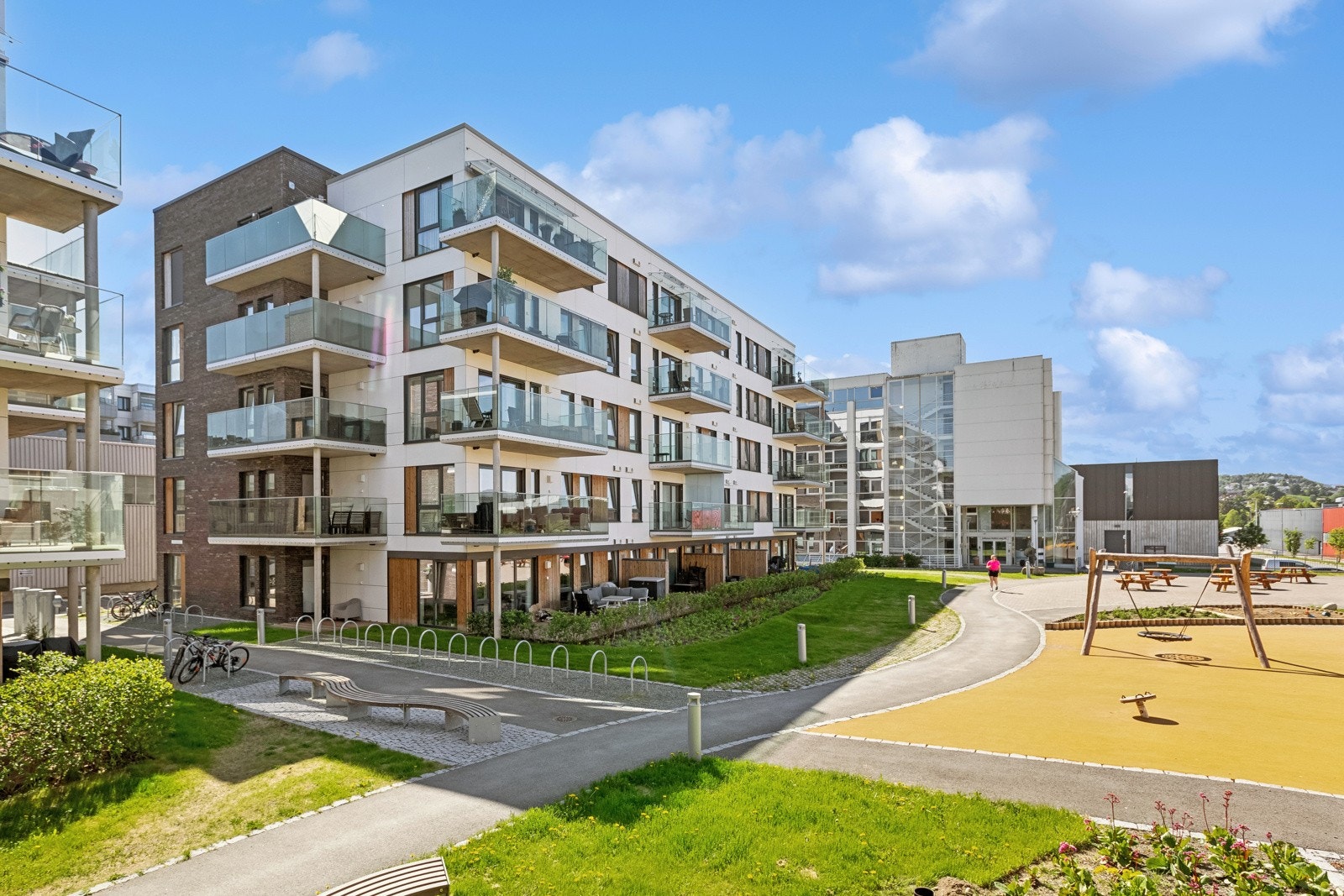 Leiligheten ligger i 4. etasje i et moderne boligbygg fra 2021. Galleribilde