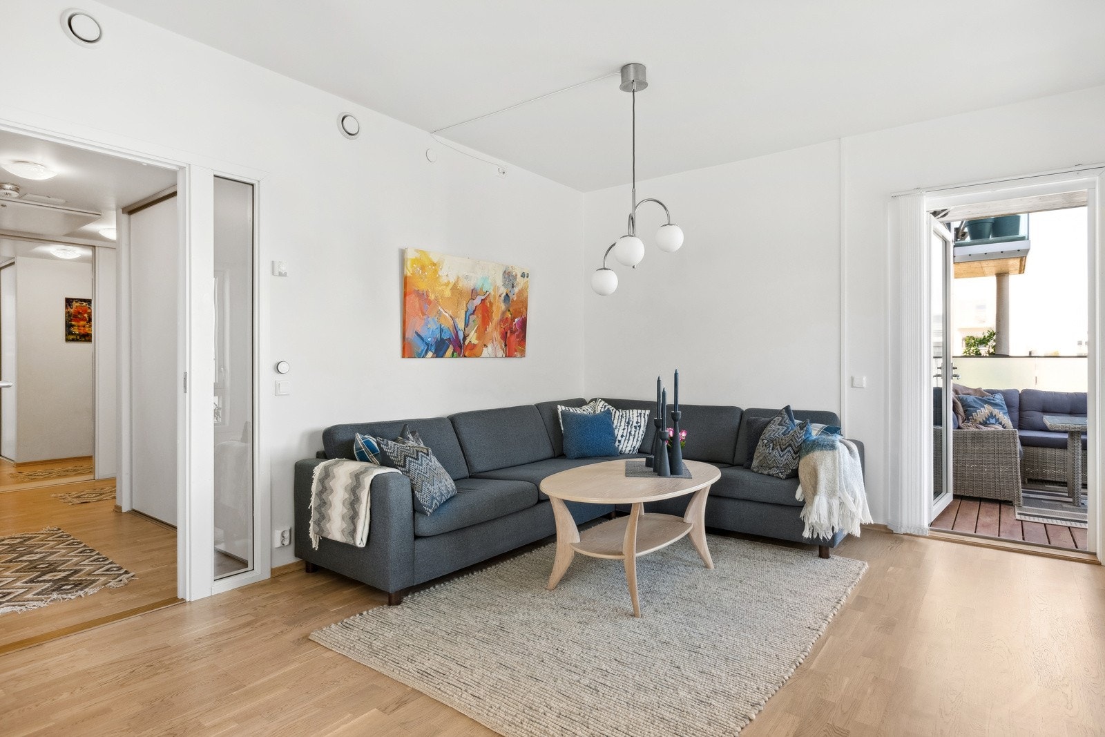 Det er vannbåren gulvvarme under parkettgulvene i leilighetens oppholdsrom. Galleribilde