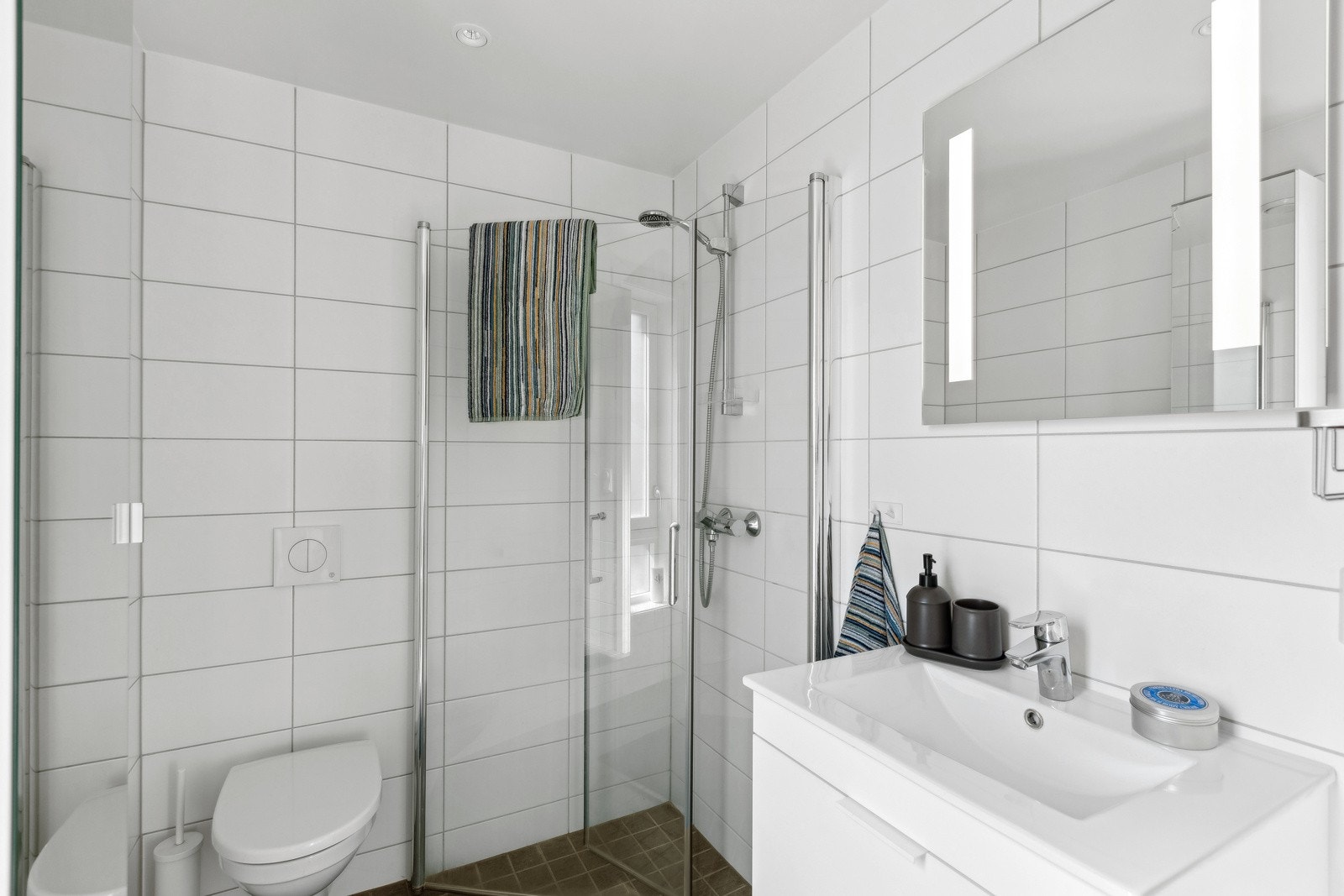 I suite-løsning med hovedsoverommet er det et pent, helfliset bad/wc. Galleribilde