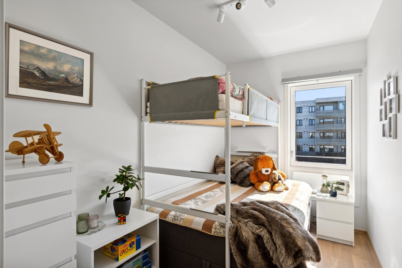 Begge soverommene har hvitmalte overflater og gyllent parkettgulv. Galleribilde