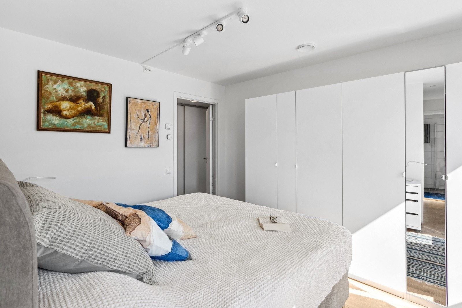 På hovedsoverommet er det en bred rekke med garderobeskap. Galleribilde