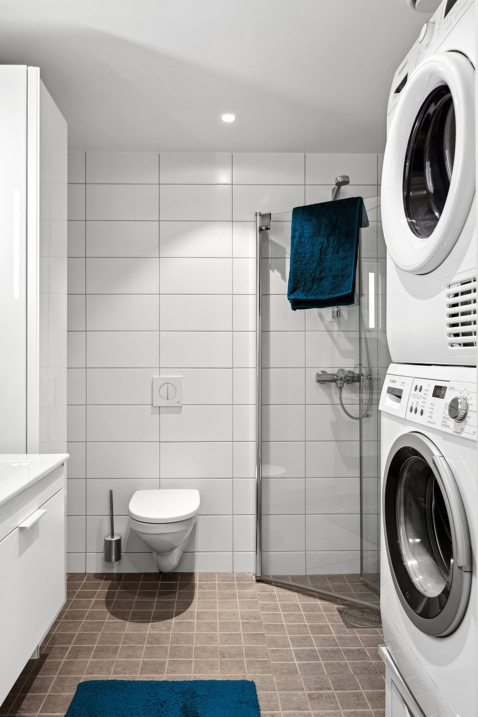 Begge badene har innfellbare, plassbesparende glassdører i dusjhjørnet. Galleribilde