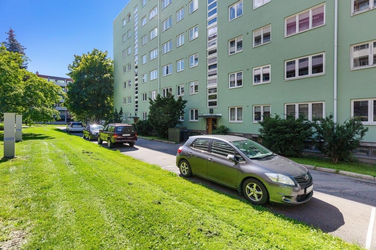 20 parkeringsplasser i sameiet - Første mann til mølla prinsippet. Sameiets elbil-ladere gjør det mulig å lade to biler om gangen Galleribilde