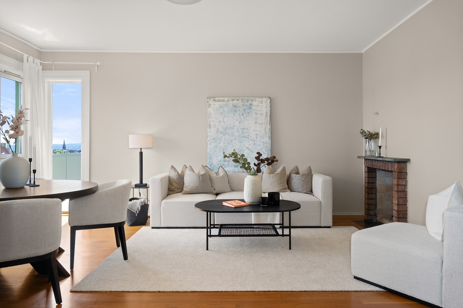 Romslig stue med flere soner og peis Galleribilde