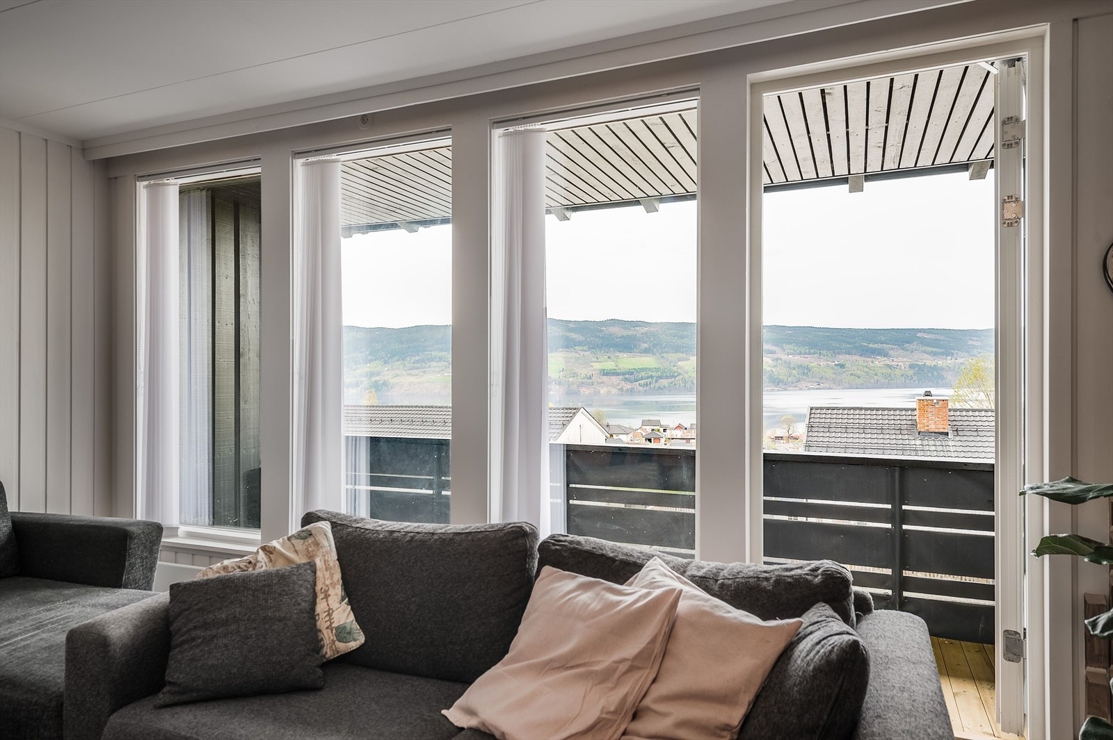 Godt lysinnslipp og adkomst til terrasse Galleribilde