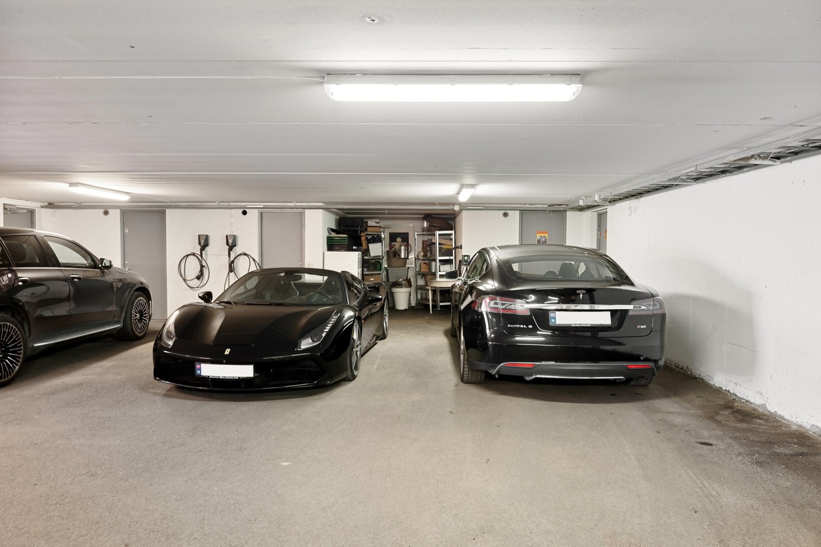 Disse 2 garasjeplassene følger boligen. Det er en potensiell plass bak disse garasjeplassene. Her kan man ha en liten bil, eller et par motorsykler Galleribilde