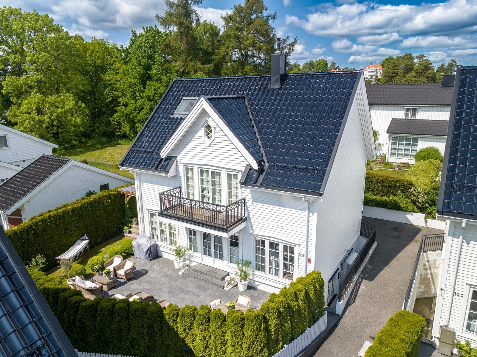 Fasaden og deler av hagen/uteområdet av huset er vendt sørøst Galleribilde