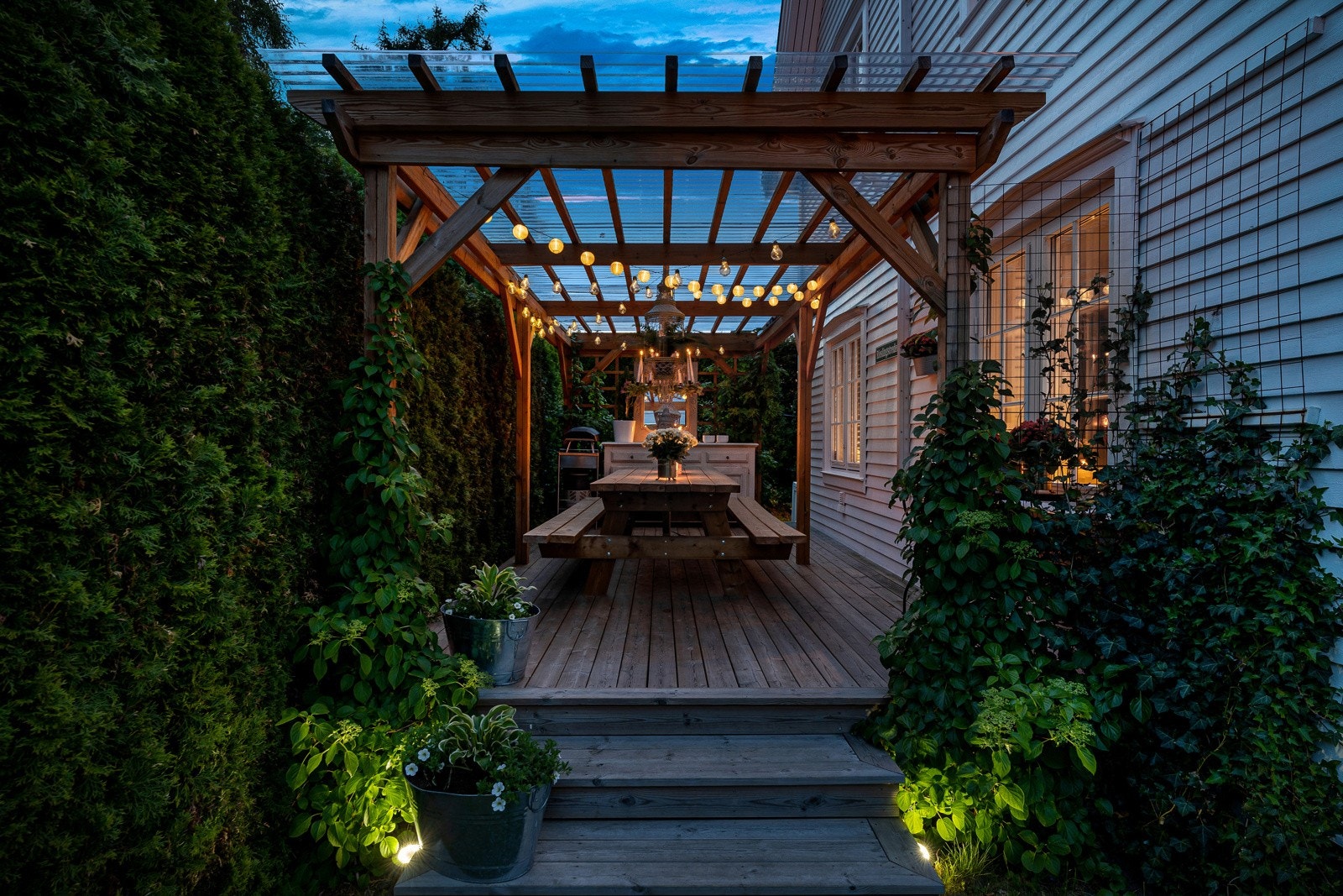 På siden av huset, mot sydvest finner man en terrasse med pergola Galleribilde