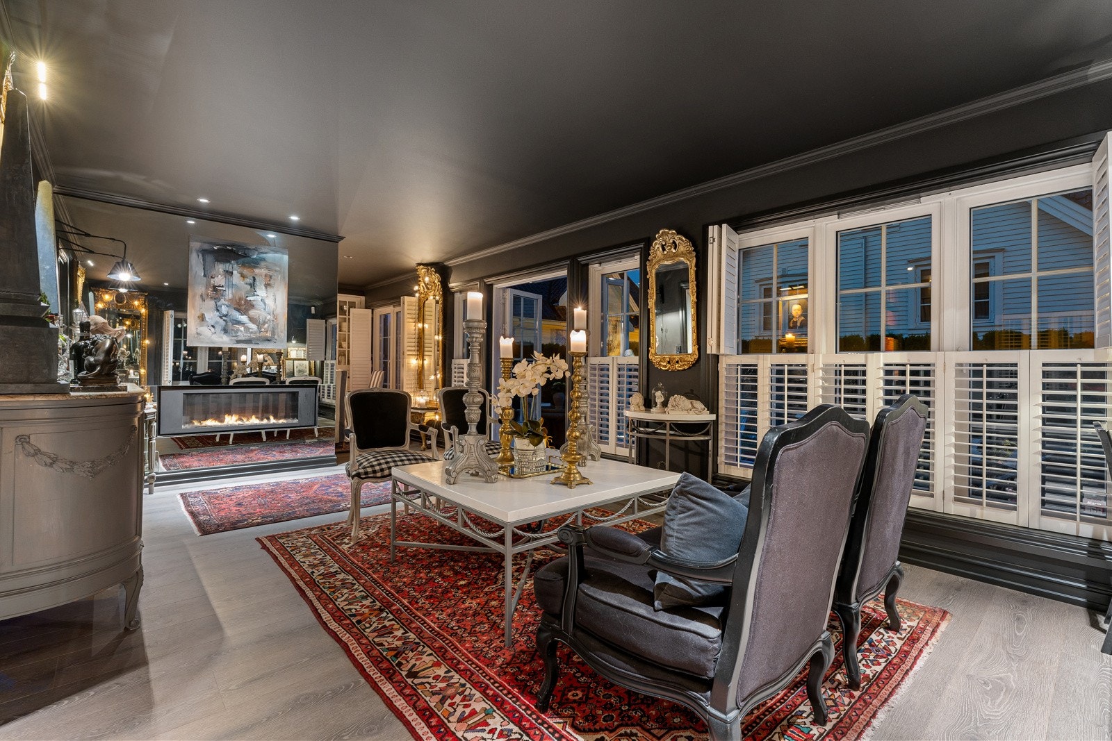 Hvitmalte shuttere i tre fra New England Shutter Company i alle rom, bortsett fra 2, til den nette sum av 250.000,- Disse medfølger ved salg, da de er spesialbestilt Galleribilde